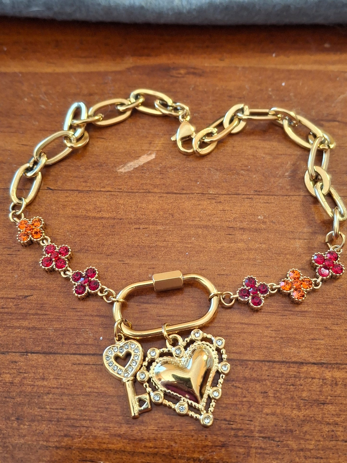 Armband mit sehr schönen hochwertigen Ketten aus Edelstahl 316 und handgefertigten Anhängern aus Edelstahl 316 nach Maß