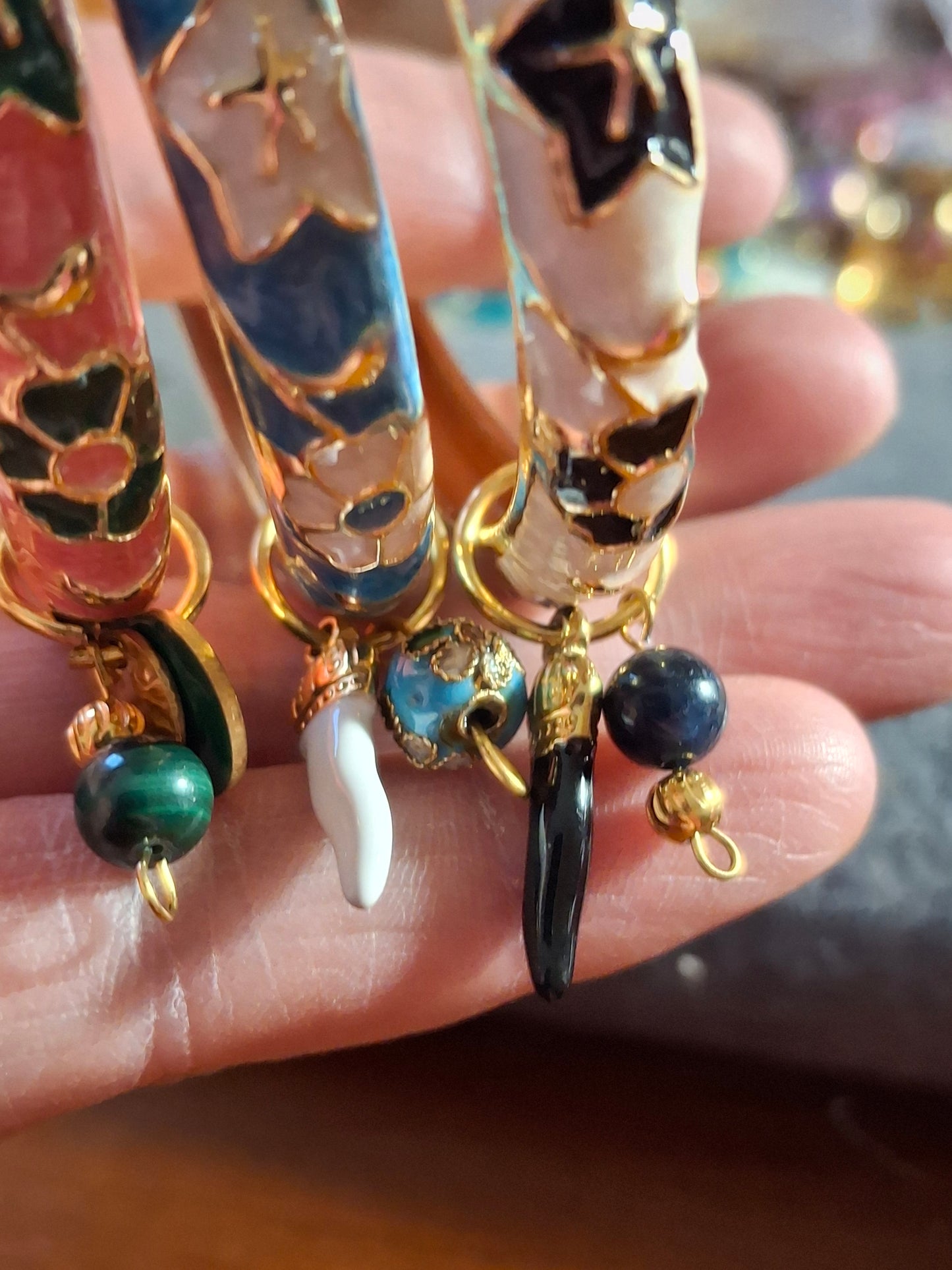 Bracelet jonc rigide email cloisonné et breloques