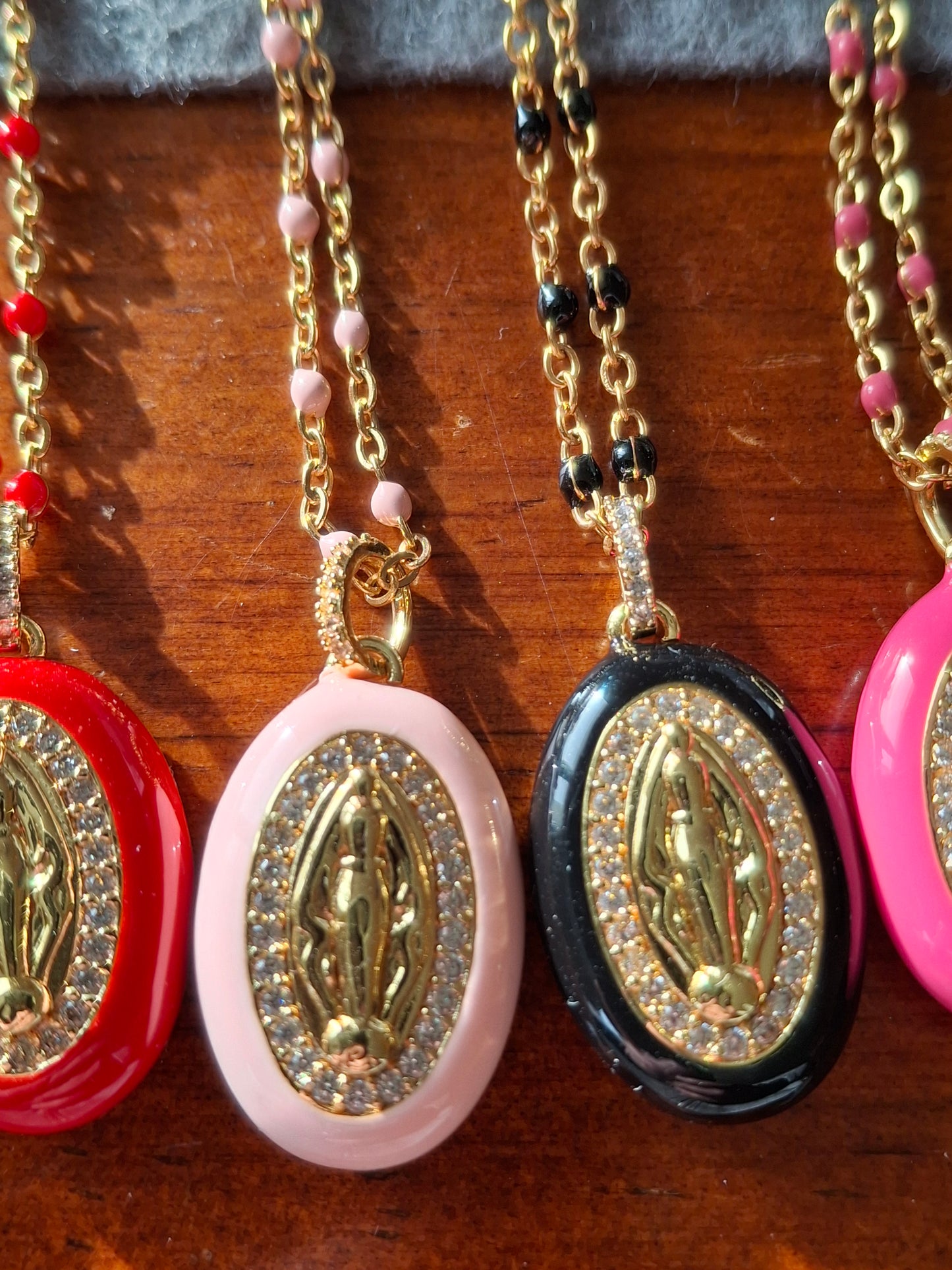 Collier chaîne acier inoxydable stainless steel grande médaille madone en email coloré