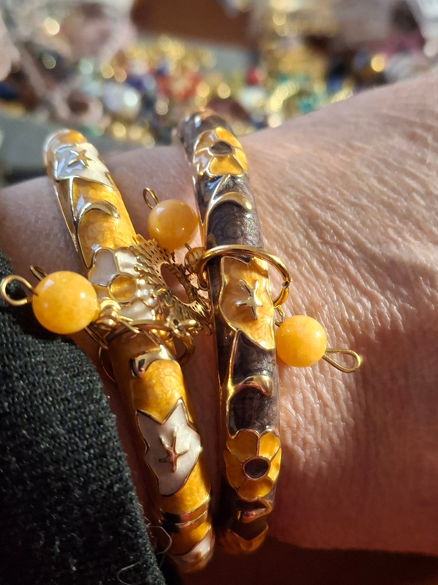 Bracelet jonc rigide email cloisonné et breloques