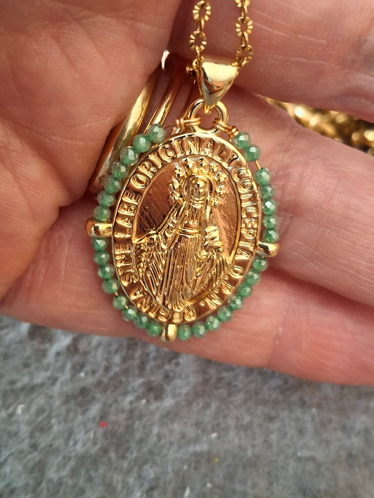 Collier chaîne acier inoxydable striée stainless steel 316 et pendentif médaille madone, vierge miraculeuse et perles en cuivre plaqué or 18K