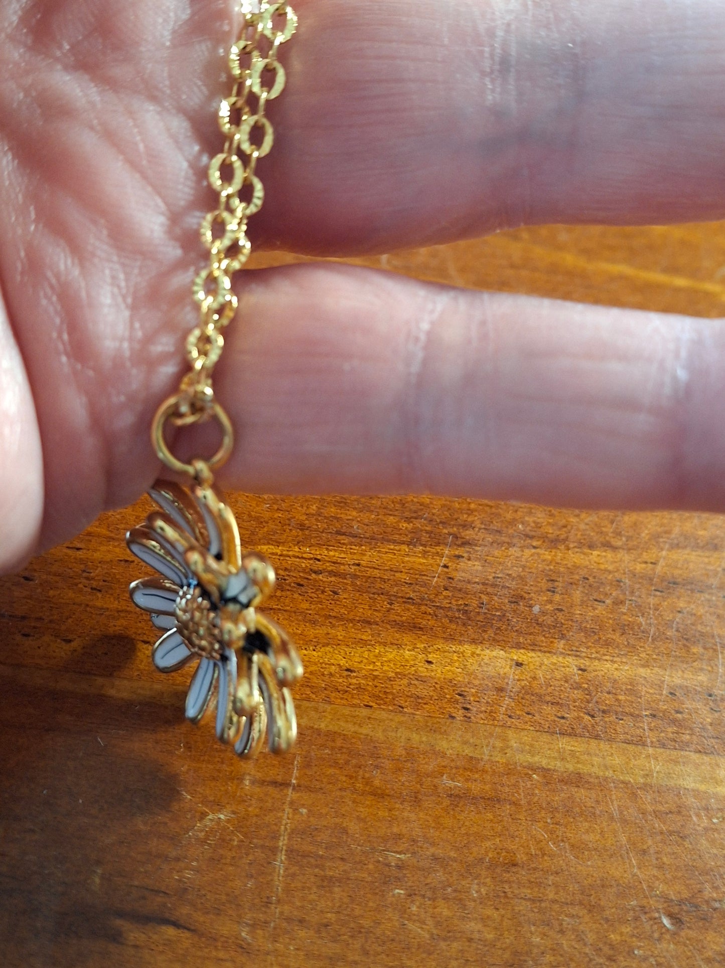 Collier chaîne dorée acier inoxydable stainless steel 316 et fleur stainless steel 316 polie et email