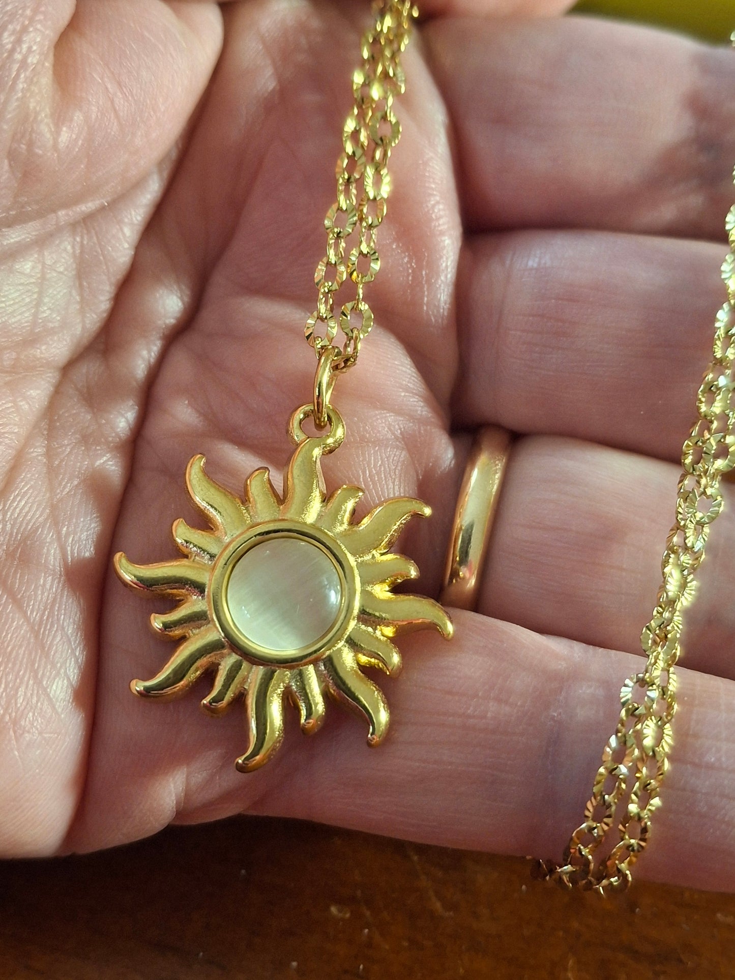 Goldfarbene Halskette aus geriffeltem Edelstahl 316 und poliertem Edelstahl-Sonnenanhänger 316.