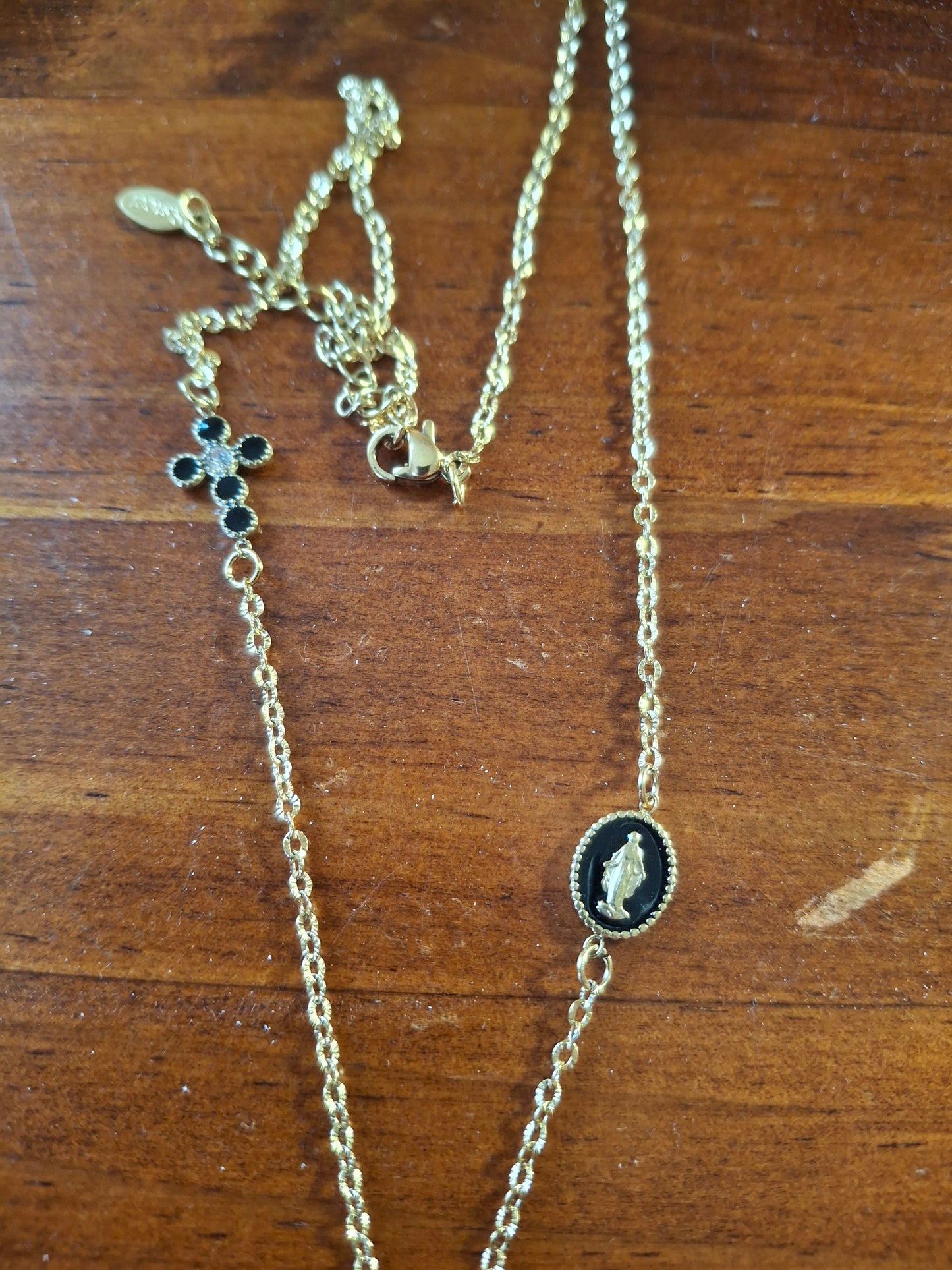 Collier chaîne dorée acier inoxydable striée stainless steel 316 madone et croix stainless steel 316 plaqué or et email noir handmade