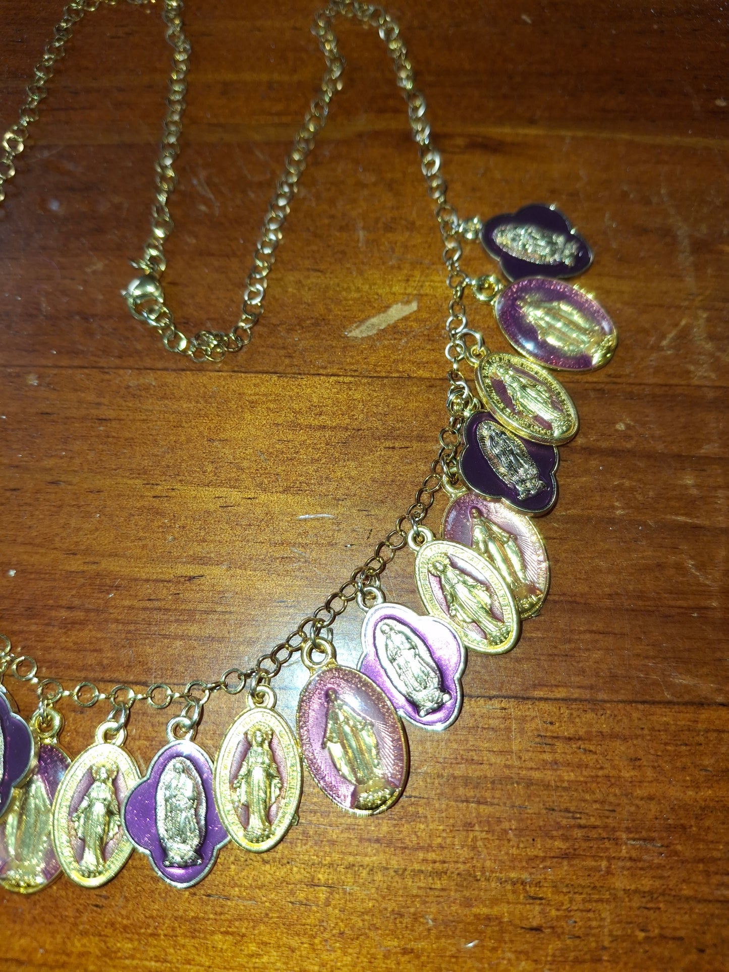 Collier chaîne rolo acier inoxydable stainless steel plaqué or et breloques madone handmade