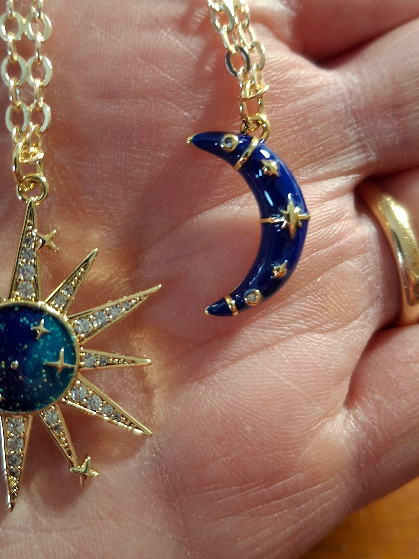 Collier chaîne dorée acier inoxydable stainless steel 316 soleil plaqué or 18K email serti zirconium