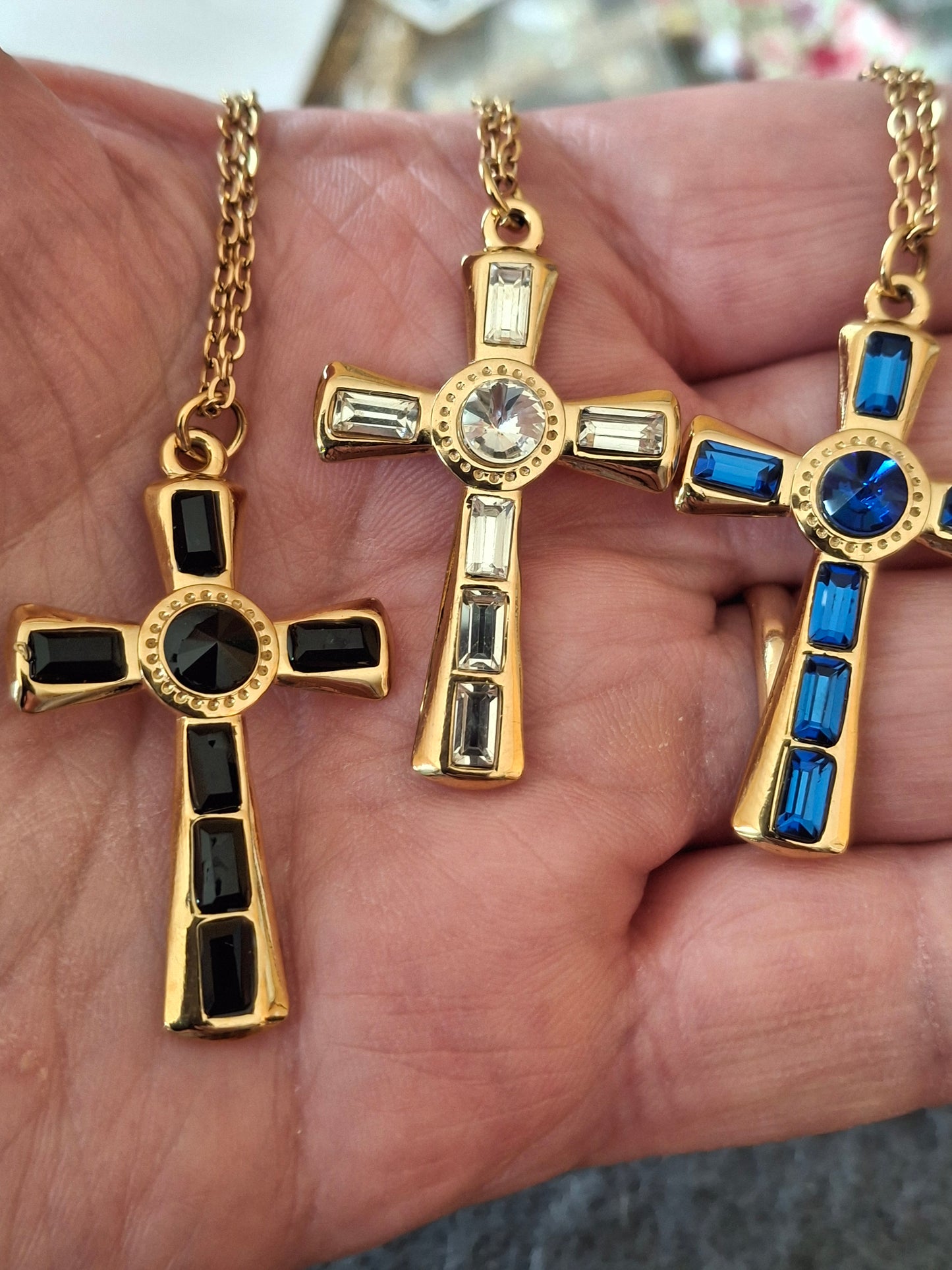 Halskette aus vergoldetem Edelstahl 316, Kreuzanhänger aus Edelstahl und 18-karätig vergoldeten Strasssteinen