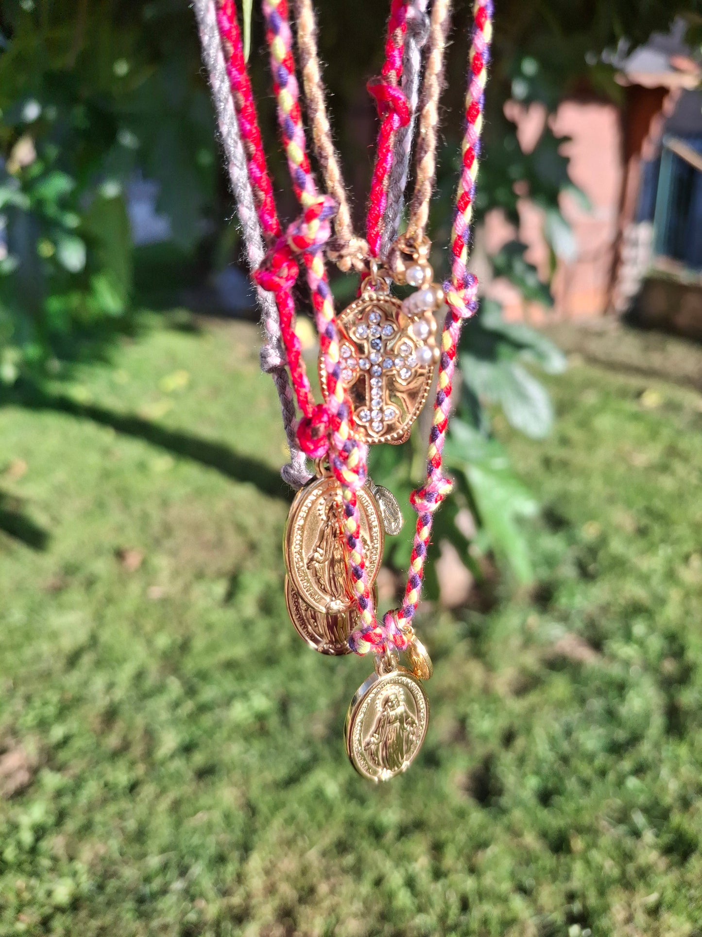 Handgefertigtes, verstellbares Halsband aus geflochtenem Kordel, Medaille mit Madonnenmotiv aus hochwertigem, poliertem Edelstahl 316.