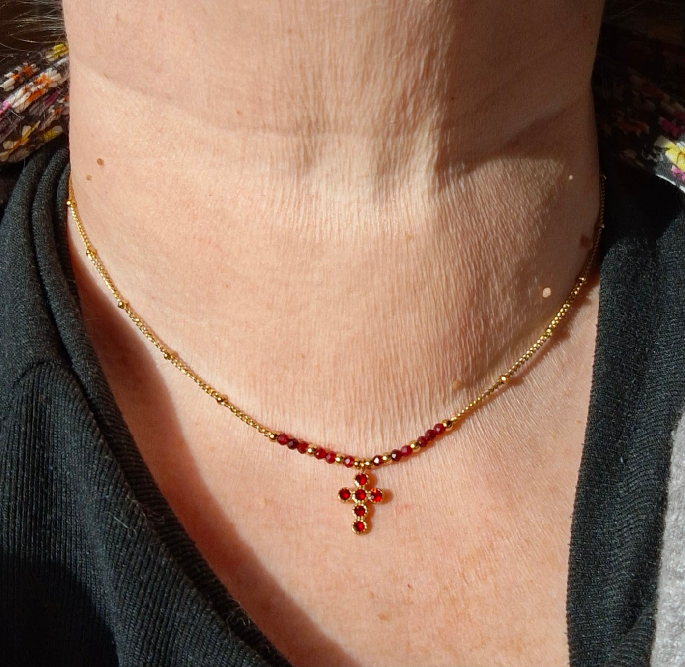 Collier chaîne dorée acier inoxydable stainless steel 316 ,perles, croix stainless steel plaqué or cristal ou email et zirconium réglable