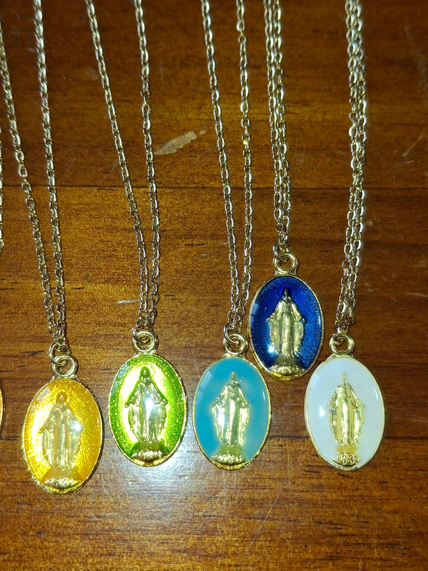 Halskette aus vergoldetem Edelstahl 316, Anhänger mit Madonnenmotiv aus Kupfer und vergoldet mit Feingold-Emaille.