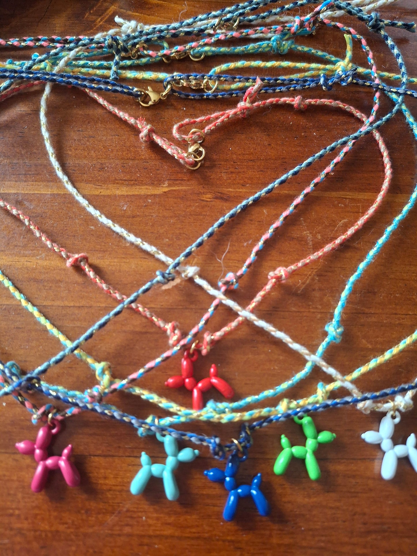 Handgemachte geflochtene Halskette mit Ballonhund