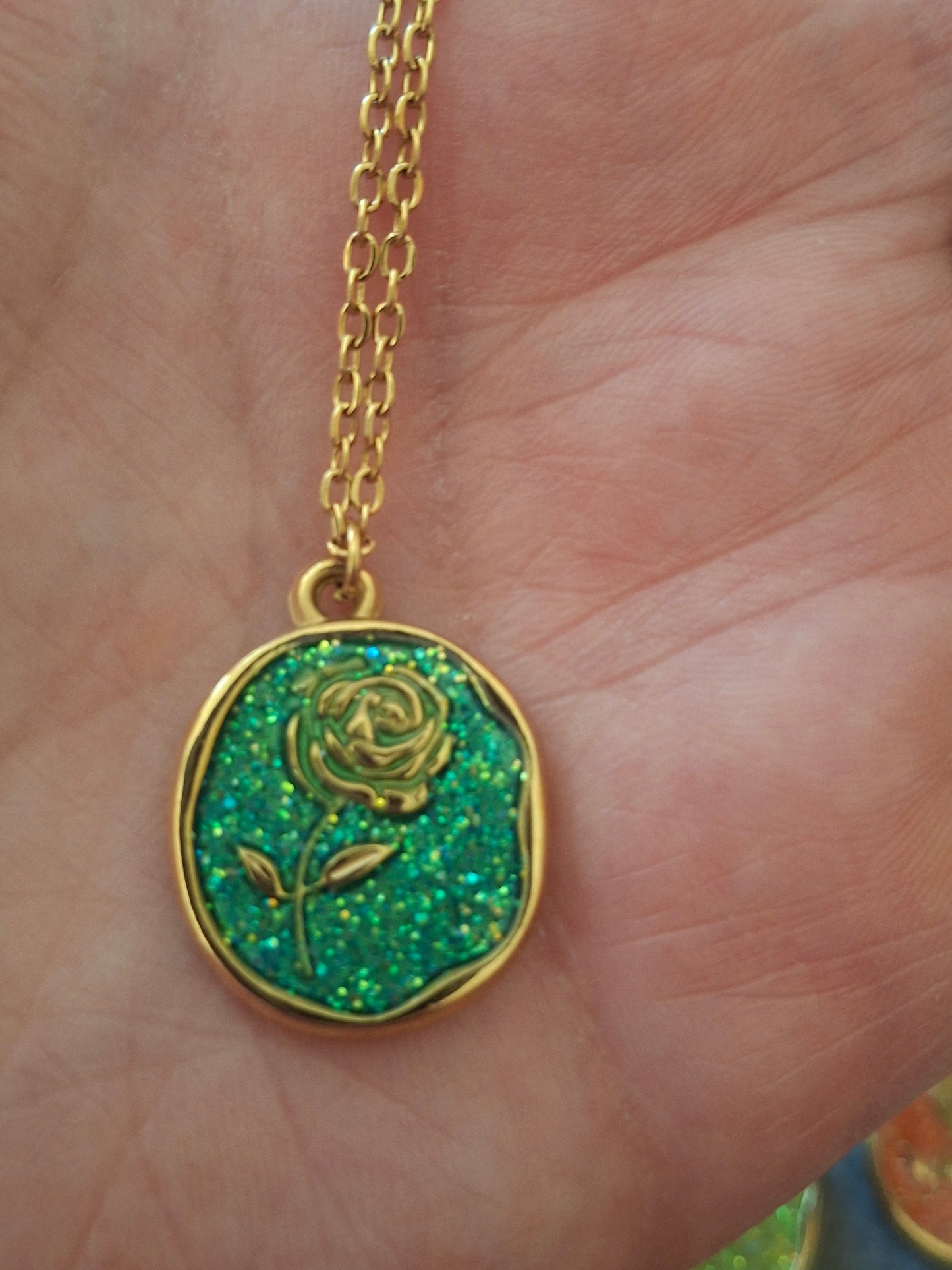 Collier chaîne dorée acier inoxydable stainless steel 316 ,pendentif stainless steel 316 médaille email coloré motif rose