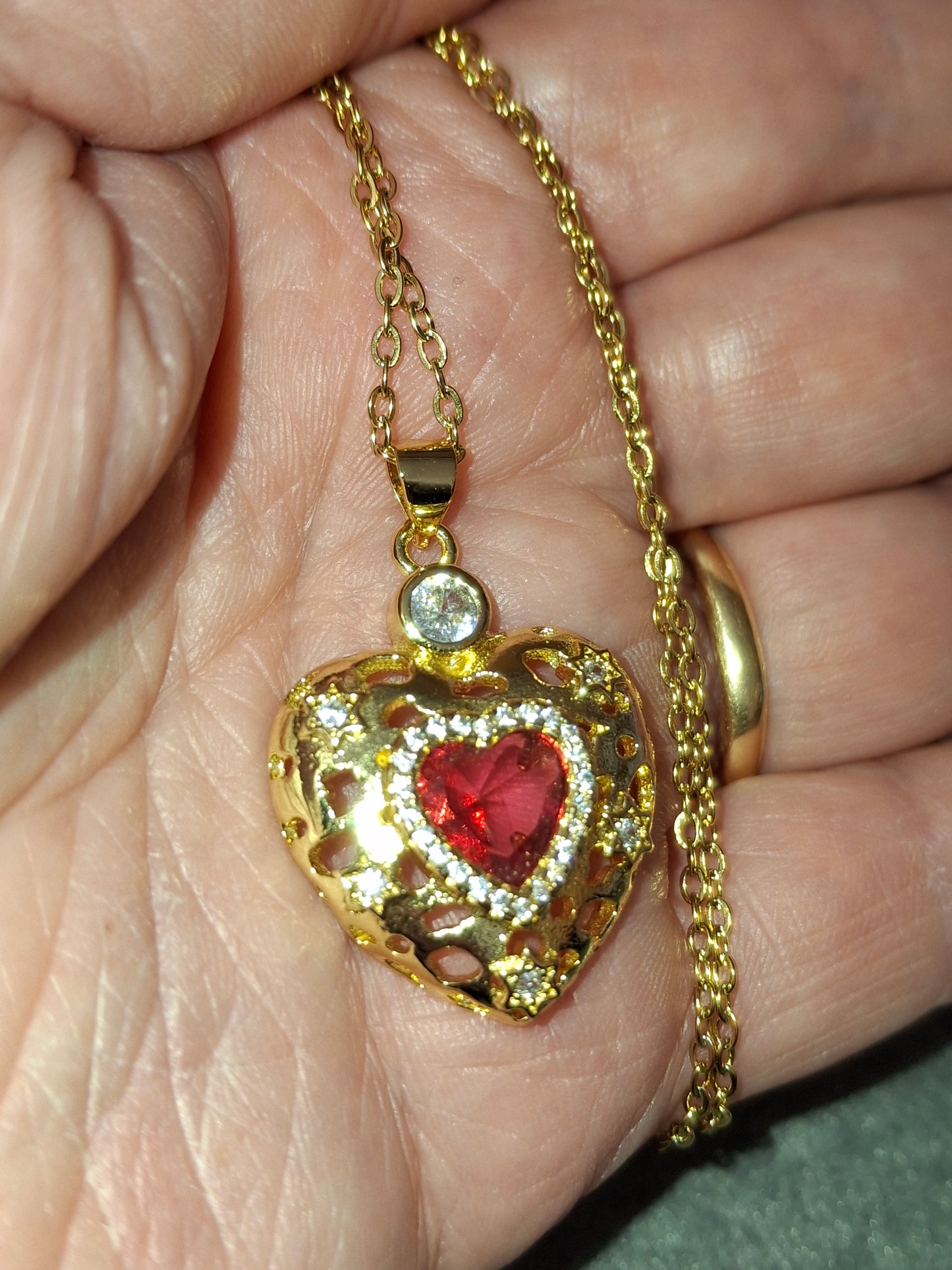 Collier chaîne dorée acier inoxydable stainless steel 316 pendentif coeur plaqué or 18K serti zirconium et cristal AAA austrian