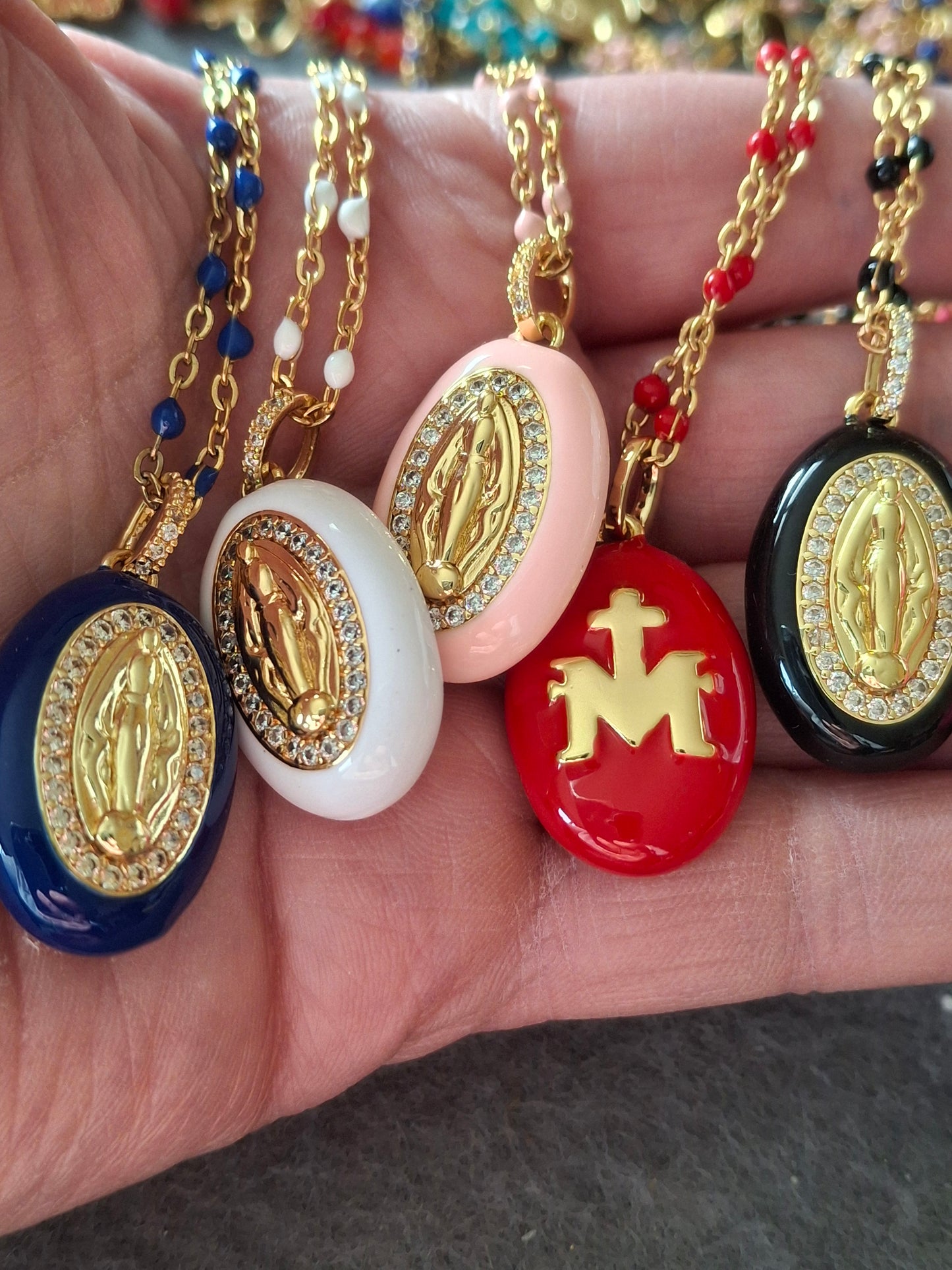 Collier chaîne acier inoxydable stainless steel grande médaille madone en email coloré