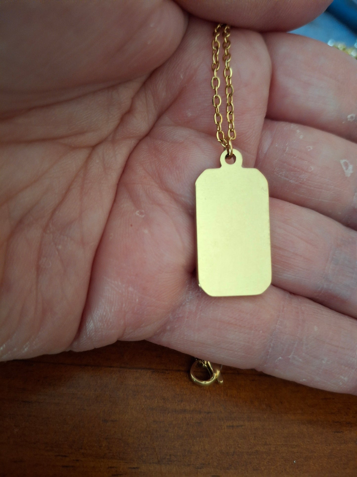 Collier chaîne dorée acier inoxydable stainless steel 316 ,pendentif carte tarot en acier inoxydable stainless steel 316 et email bleu