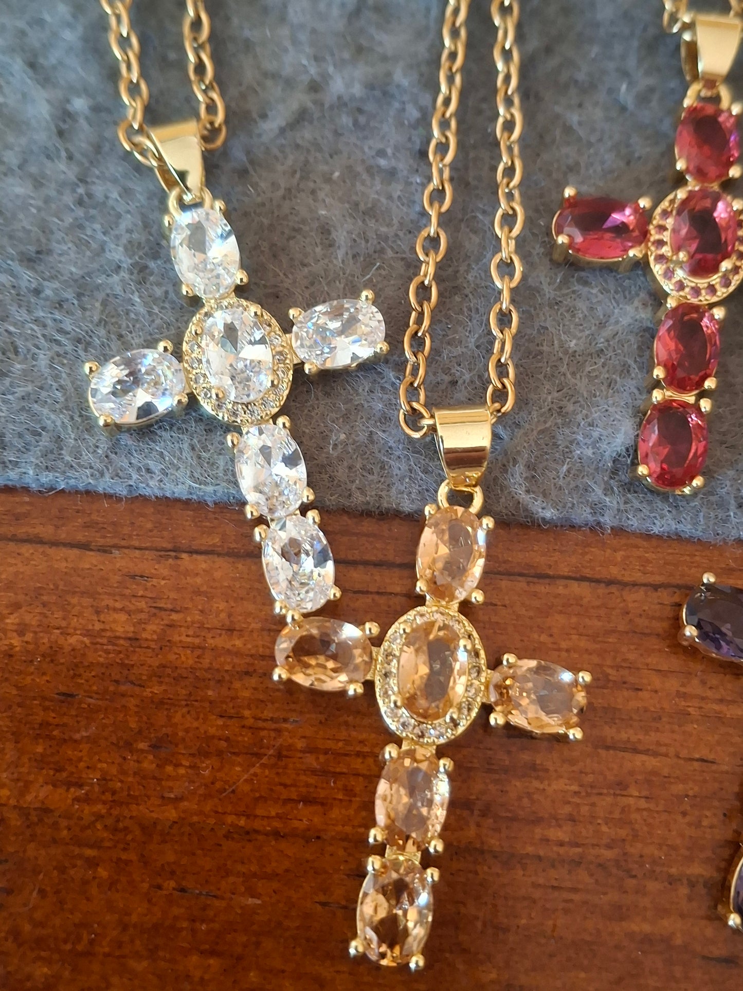 Goldene Halskette aus 316er Edelstahl und 18K vergoldetem Kreuz mit Kristall- und AAA-Zirkonia-Besatz