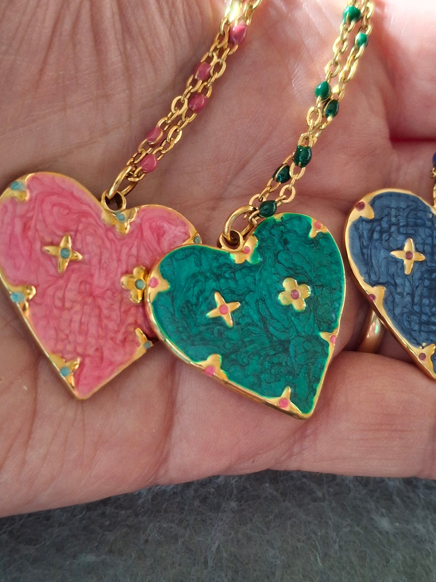 Collier chaîne dorée acier inoxydable stainless steel et perles en email coloré, grand pendentif coeur stainless steel 316 et email