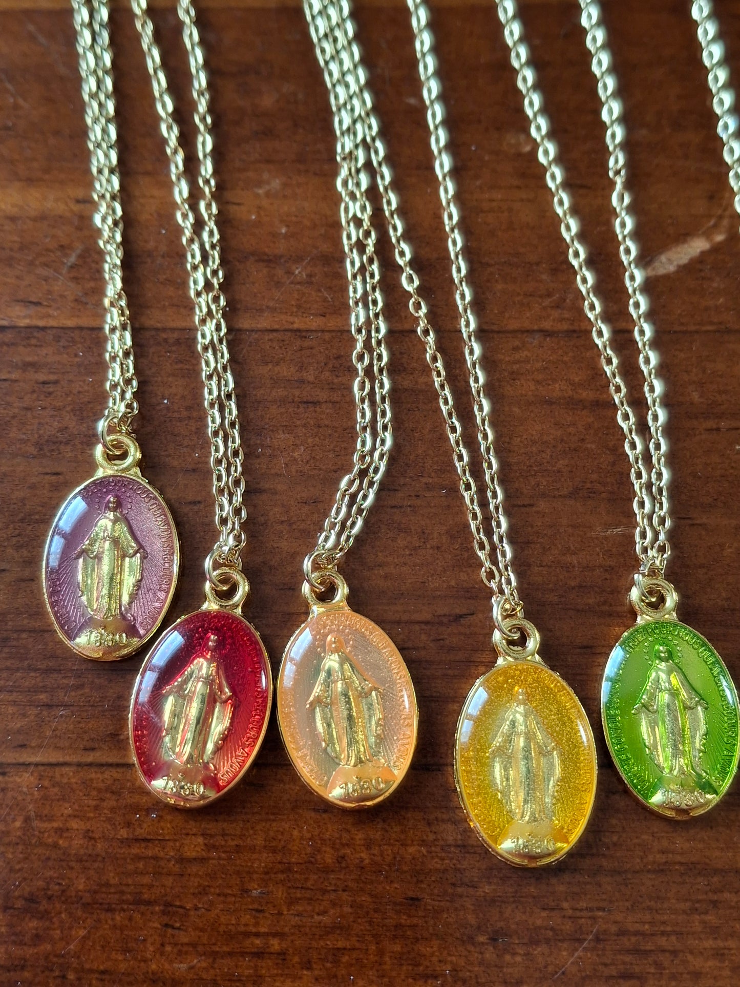 Halskette aus vergoldetem Edelstahl 316, Anhänger mit Madonnenmotiv aus Kupfer und vergoldet mit Feingold-Emaille.