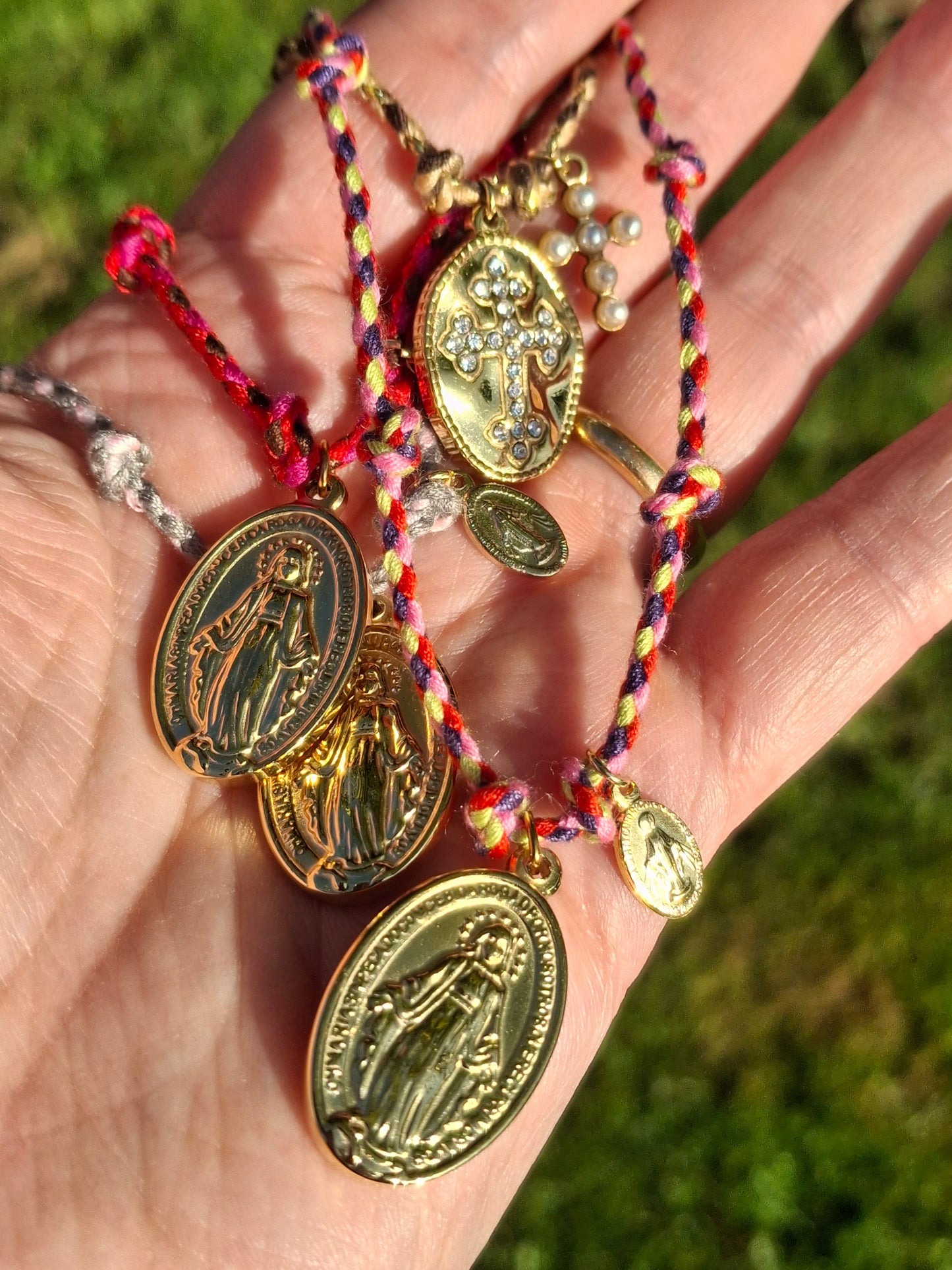 Handgefertigtes, verstellbares Halsband aus geflochtenem Kordel, Medaille mit Madonnenmotiv aus hochwertigem, poliertem Edelstahl 316.