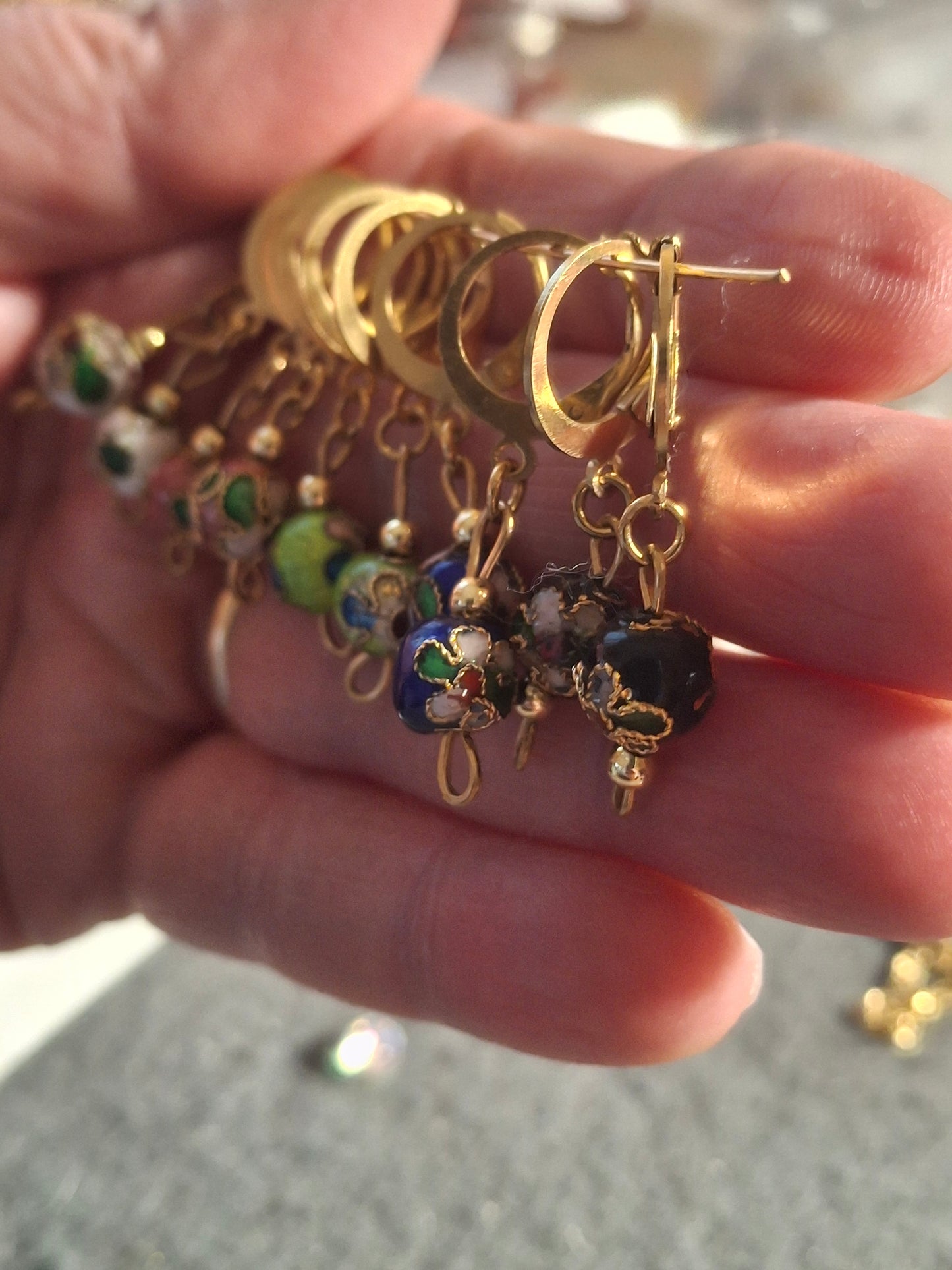 Boucles d oreilles mini creole et perle en émail cloisonné handmade