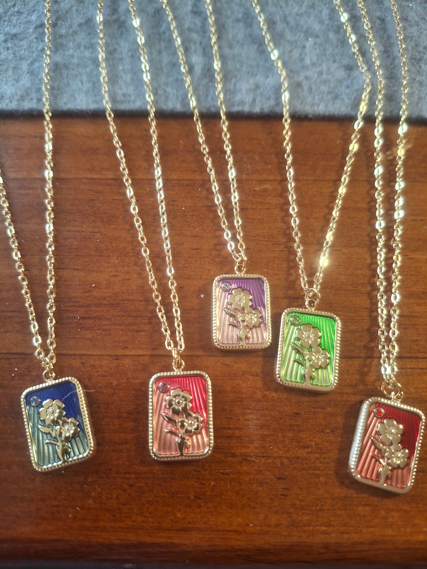 Collier chaîne dorée acier inoxydable stainless steel 316 pendentif stainless steel motif myosotis et email coloré