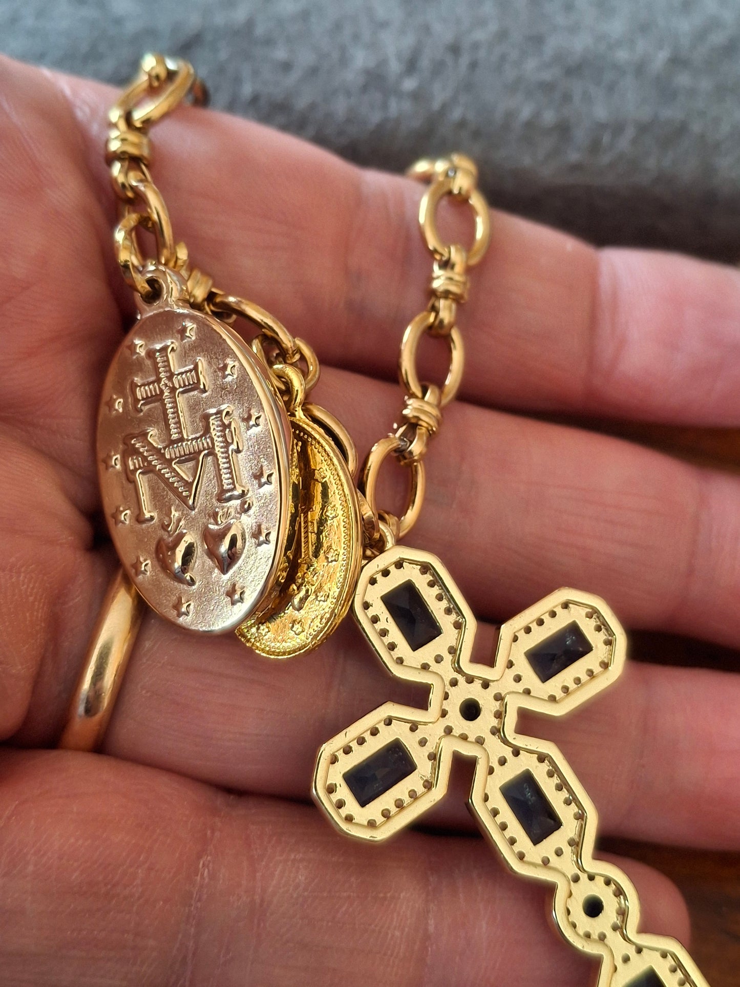 Collier chaîne acier inoxydable stainless steel 316 grand croix baroque plaqué or 18K serti cristal et zirconium AAA, madone