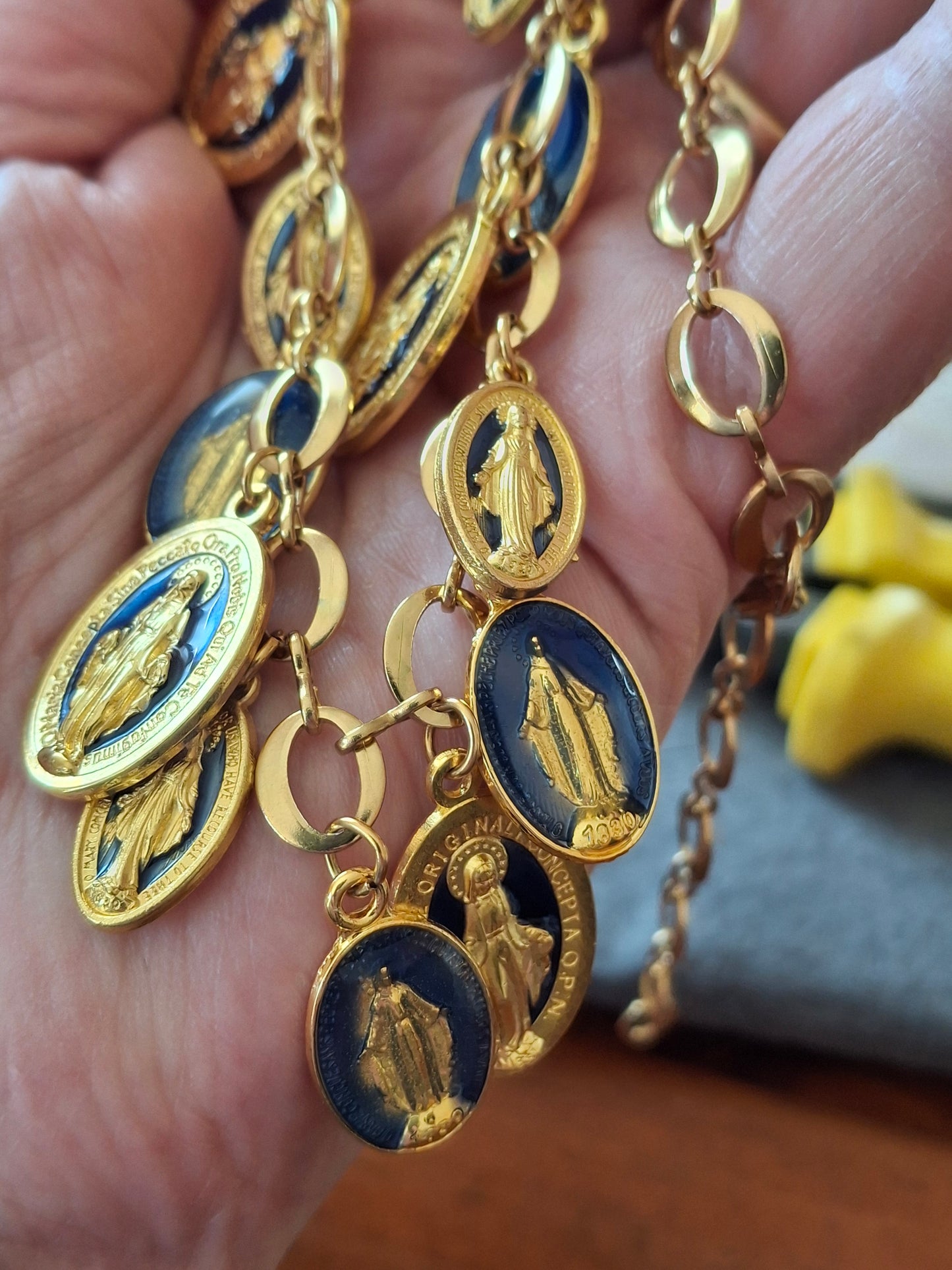 Collier chaîne dorée acier inoxydable stainless steel 316 et breloques madone handmade