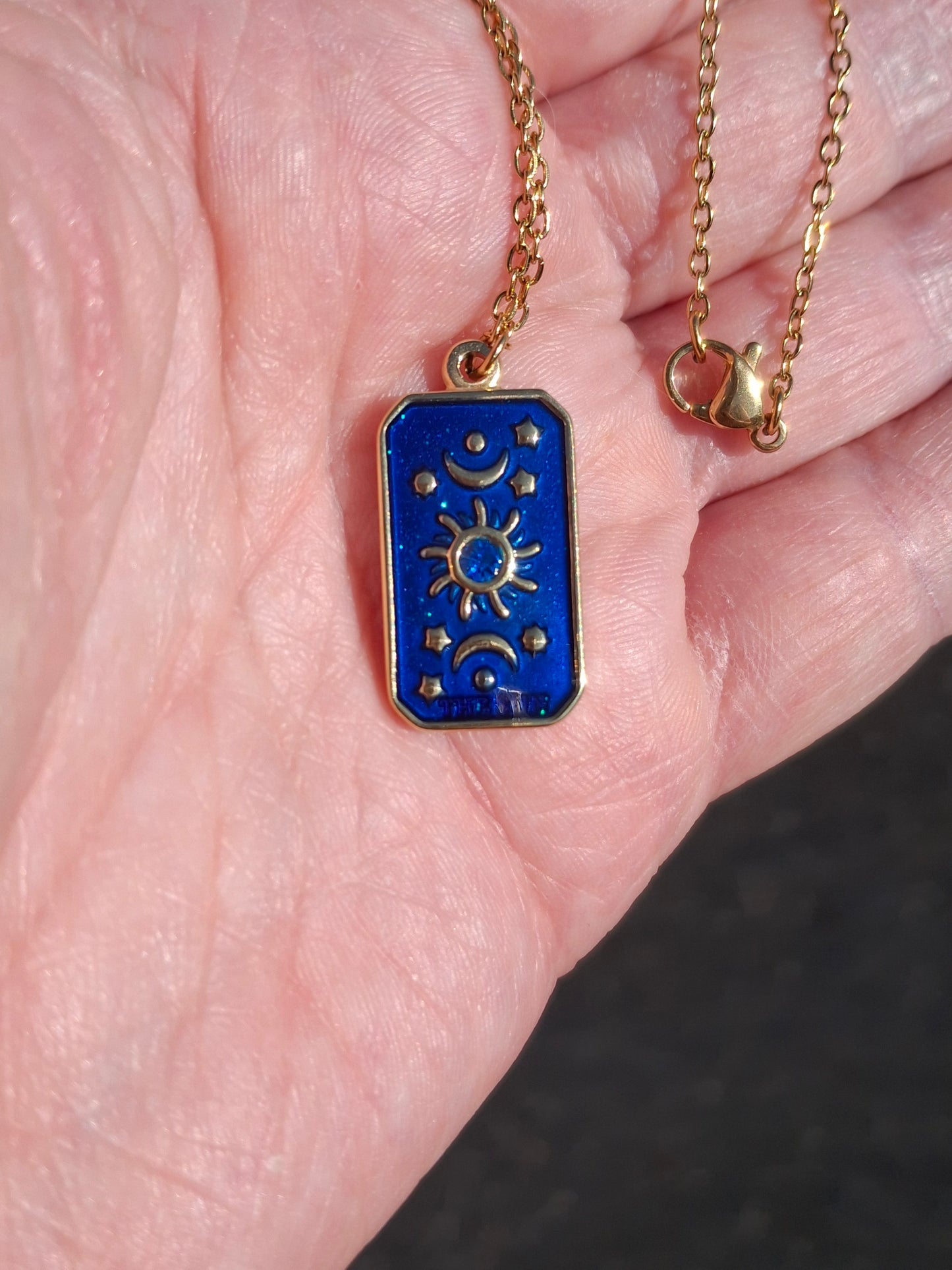 Collier chaîne dorée acier inoxydable stainless steel 316 ,pendentif carte tarot en acier inoxydable stainless steel 316 et email bleu