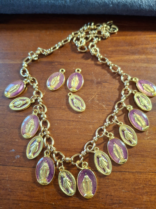 Collier chaîne maille gourmette stainless steel 316 et breloques madone cuivre et laiton dorées à l or fin handmade réglable