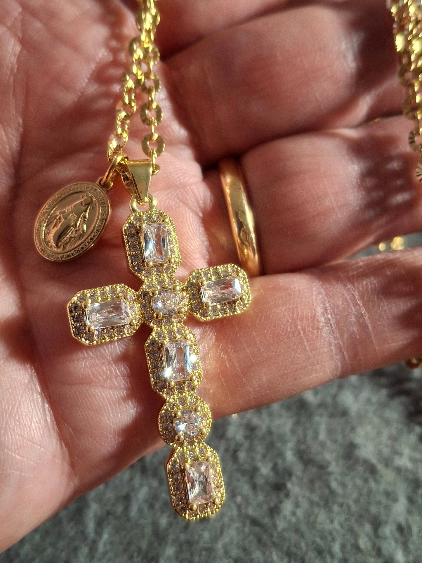316 stainless steel chain necklace with 18K gold-plated cross set with AAA crystal and cubic zirconia, Madonna in stainless steel 316