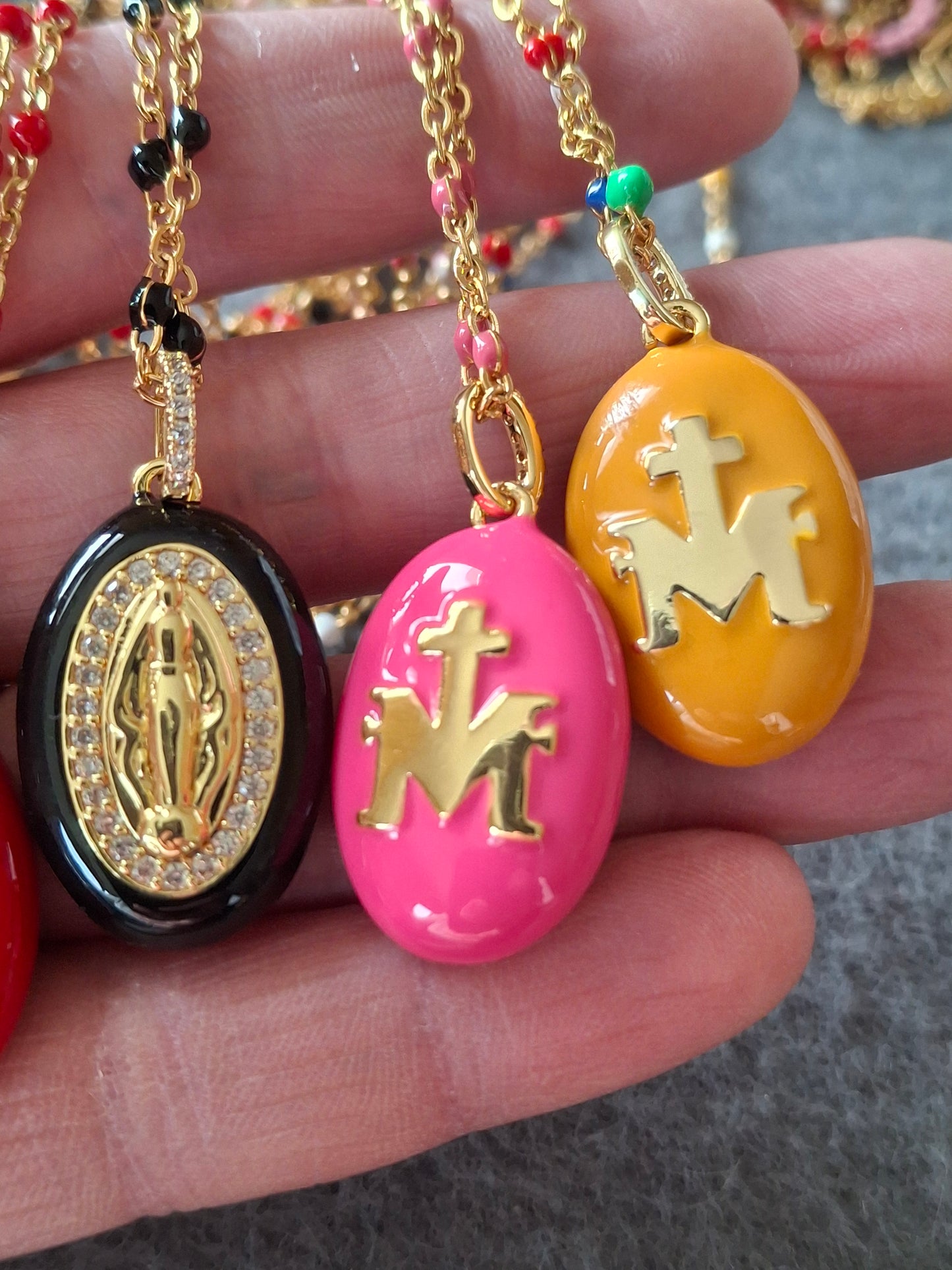 Collier chaîne acier inoxydable stainless steel grande médaille madone en email coloré