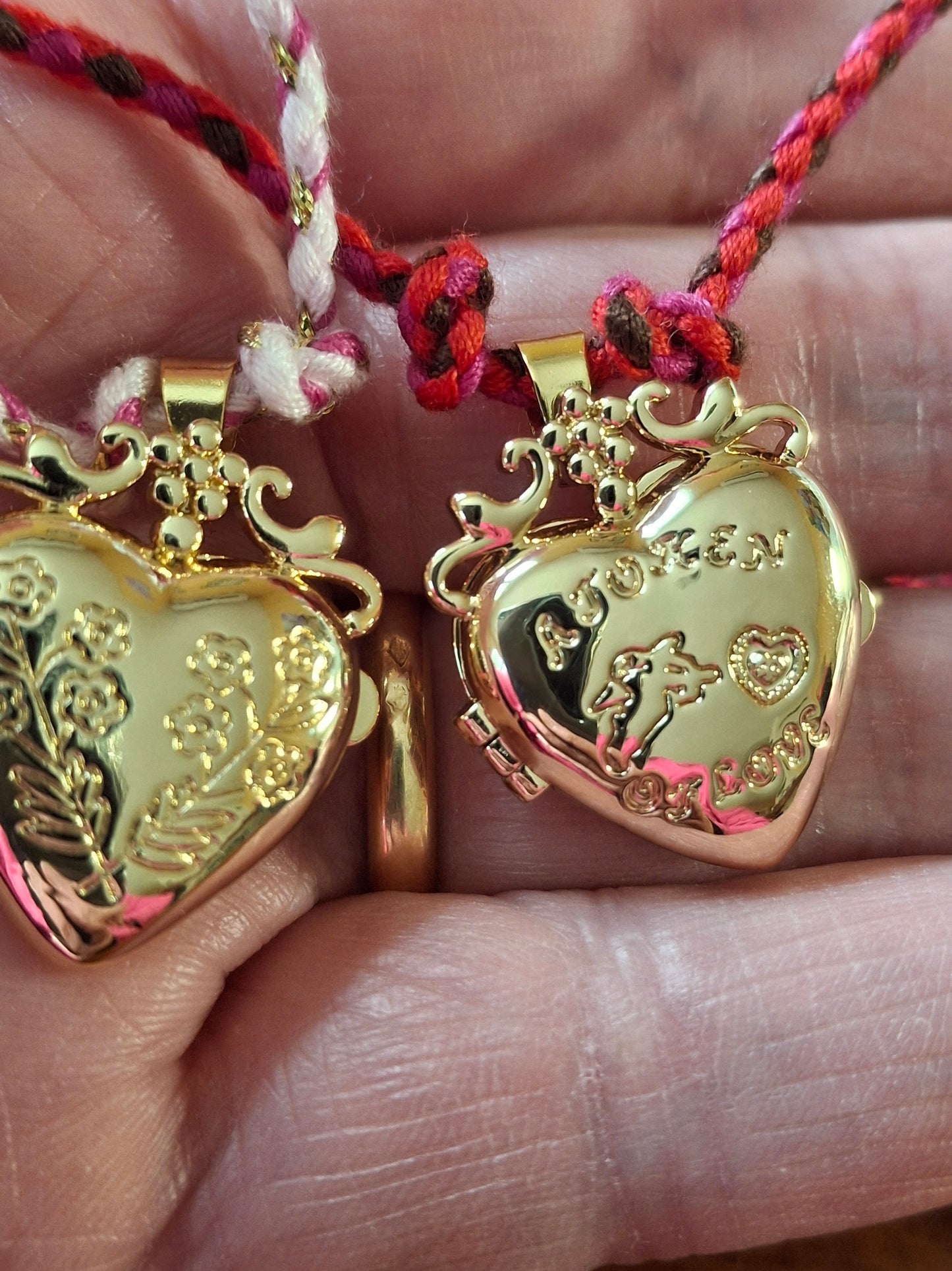 Handgefertigtes, verstellbares, geflochtenes Halsband mit Herzanhänger als Fotohalter.