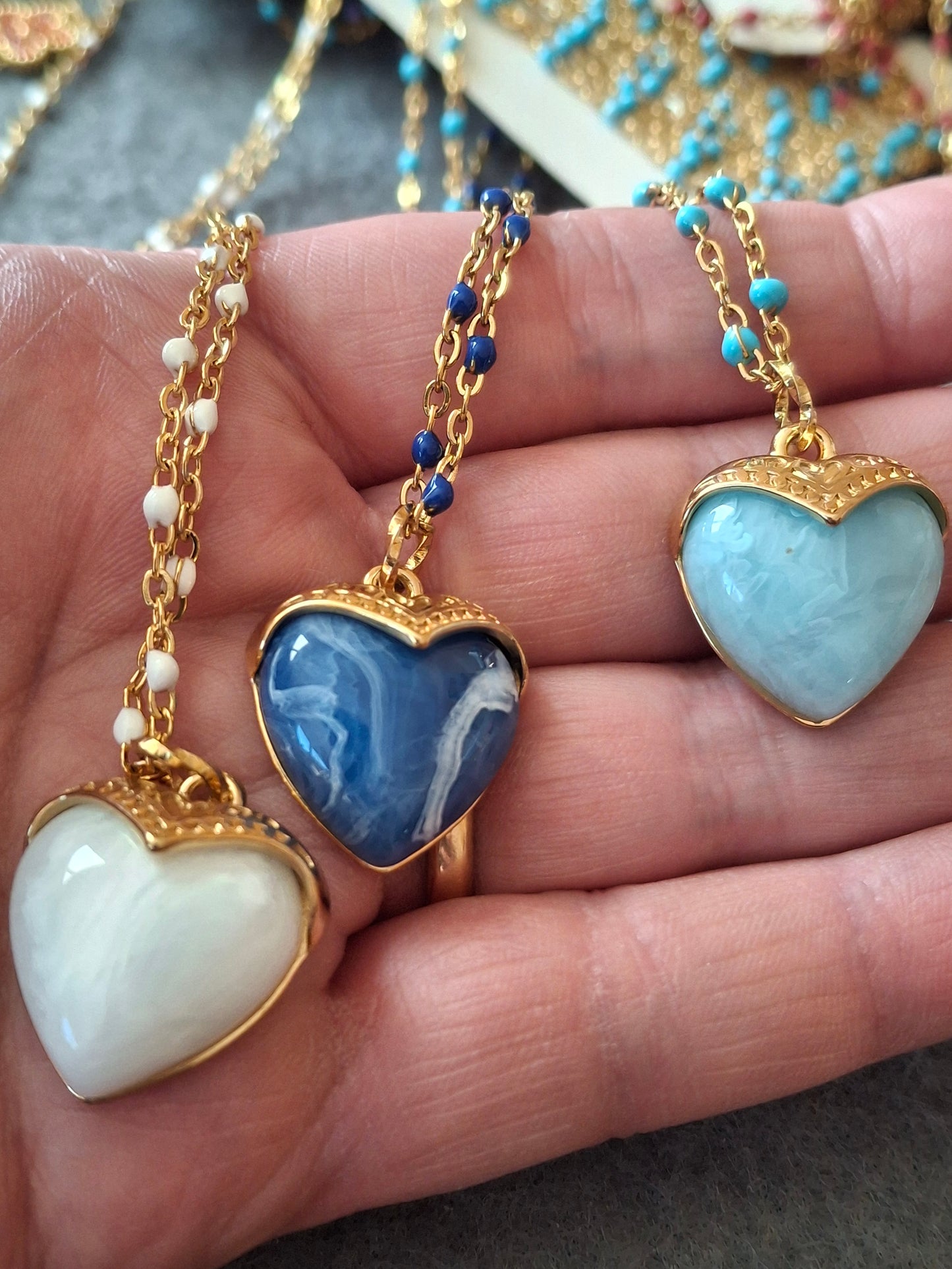 Collier chaîne dorée acier inoxydable stainless steel et perles en email coloré, grand cœur stainless steel 316 et résine colorée