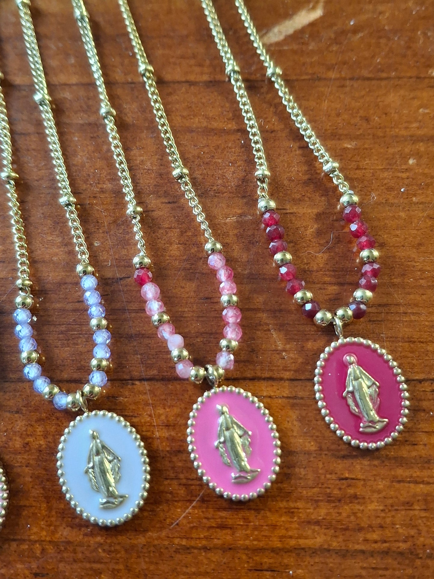 Gold-plated stainless steel 316 chain necklace with pearls and a stainless steel 316 Madonna pendant.