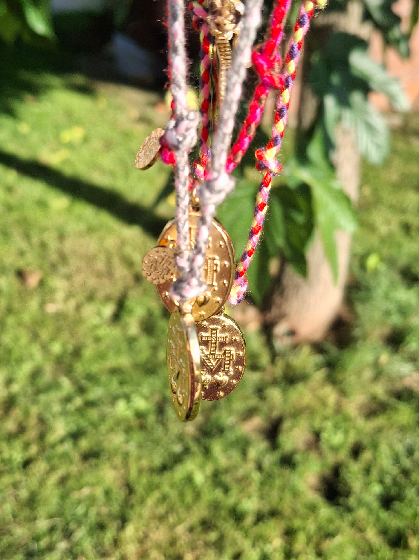 Handgefertigtes, verstellbares Halsband aus geflochtenem Kordel, Medaille mit Madonnenmotiv aus hochwertigem, poliertem Edelstahl 316.