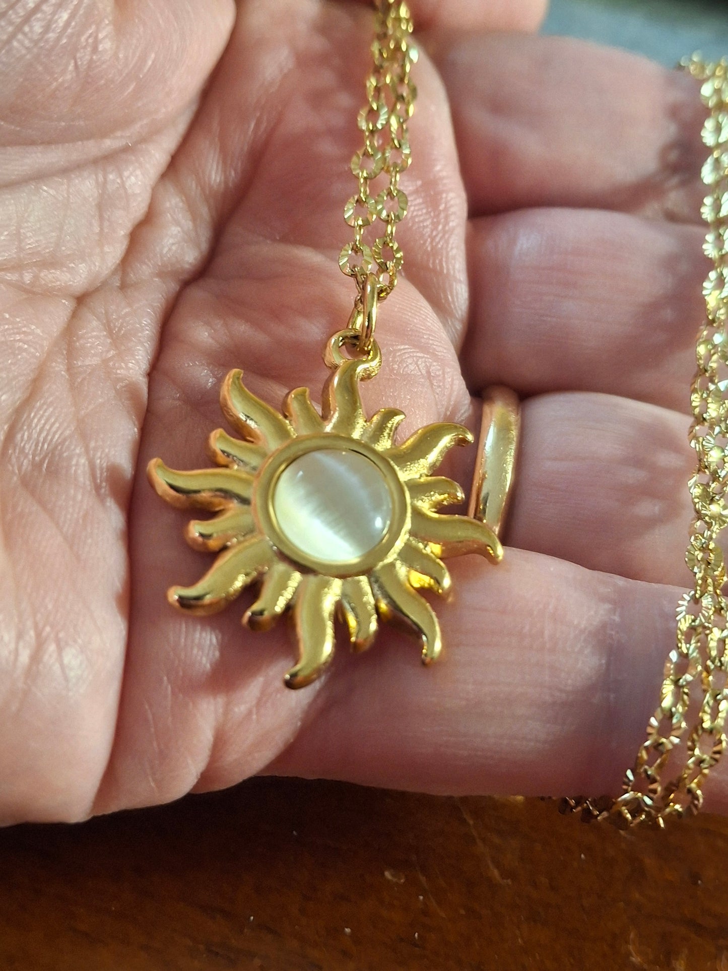 Goldfarbene Halskette aus geriffeltem Edelstahl 316 und poliertem Edelstahl-Sonnenanhänger 316.