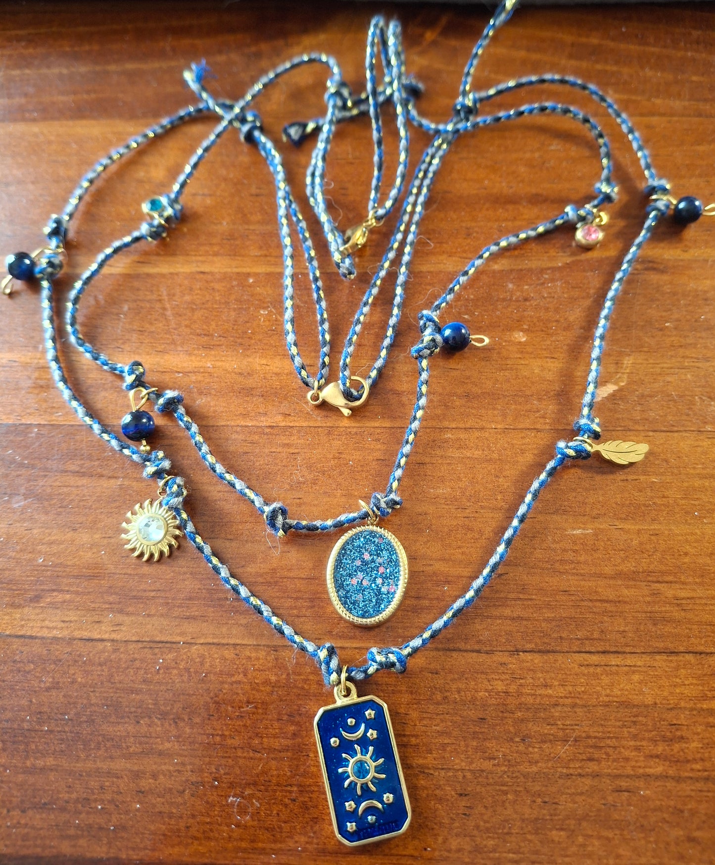 Handgefertigtes, hochwertiges, verstellbares Halsband aus geflochtenem Kordel.