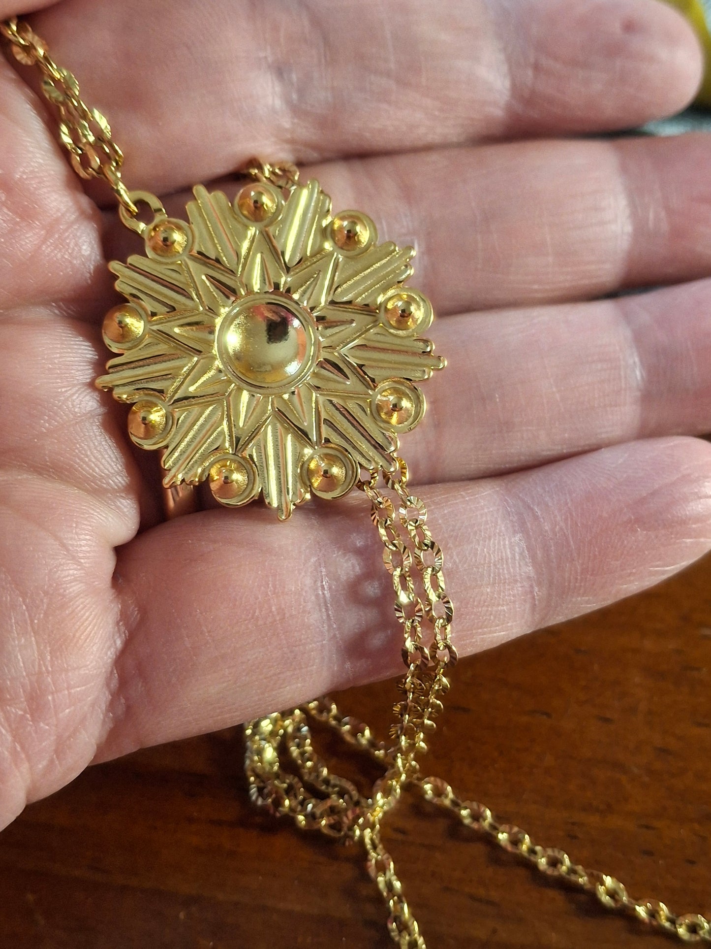 Collier chaîne dorée acier inoxydable stainless steel 316 et pendentif stainless steel 316 poli motif étoile email rouge serti zirconium