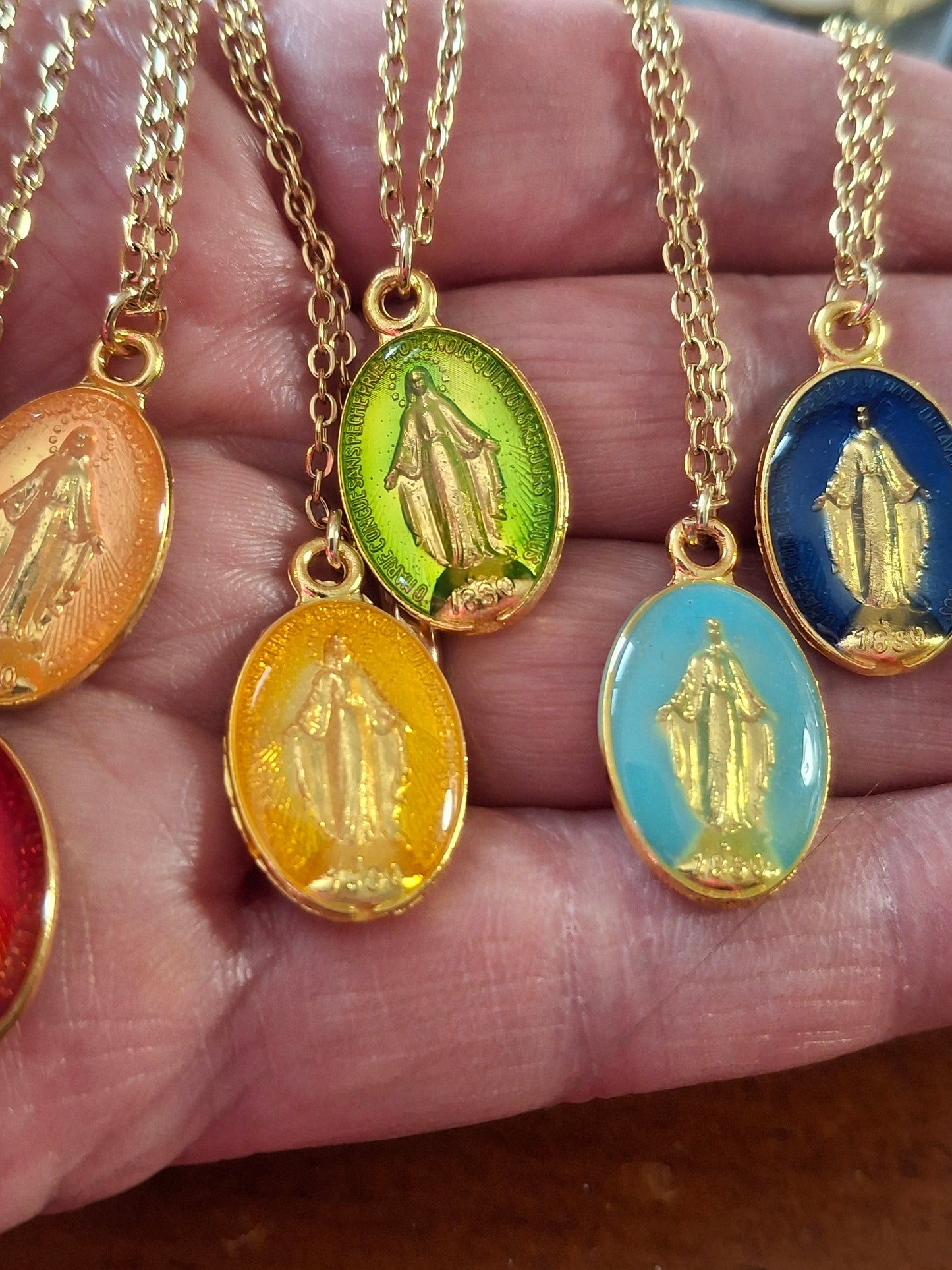 Halskette aus vergoldetem Edelstahl 316, Anhänger mit Madonnenmotiv aus Kupfer und vergoldet mit Feingold-Emaille.