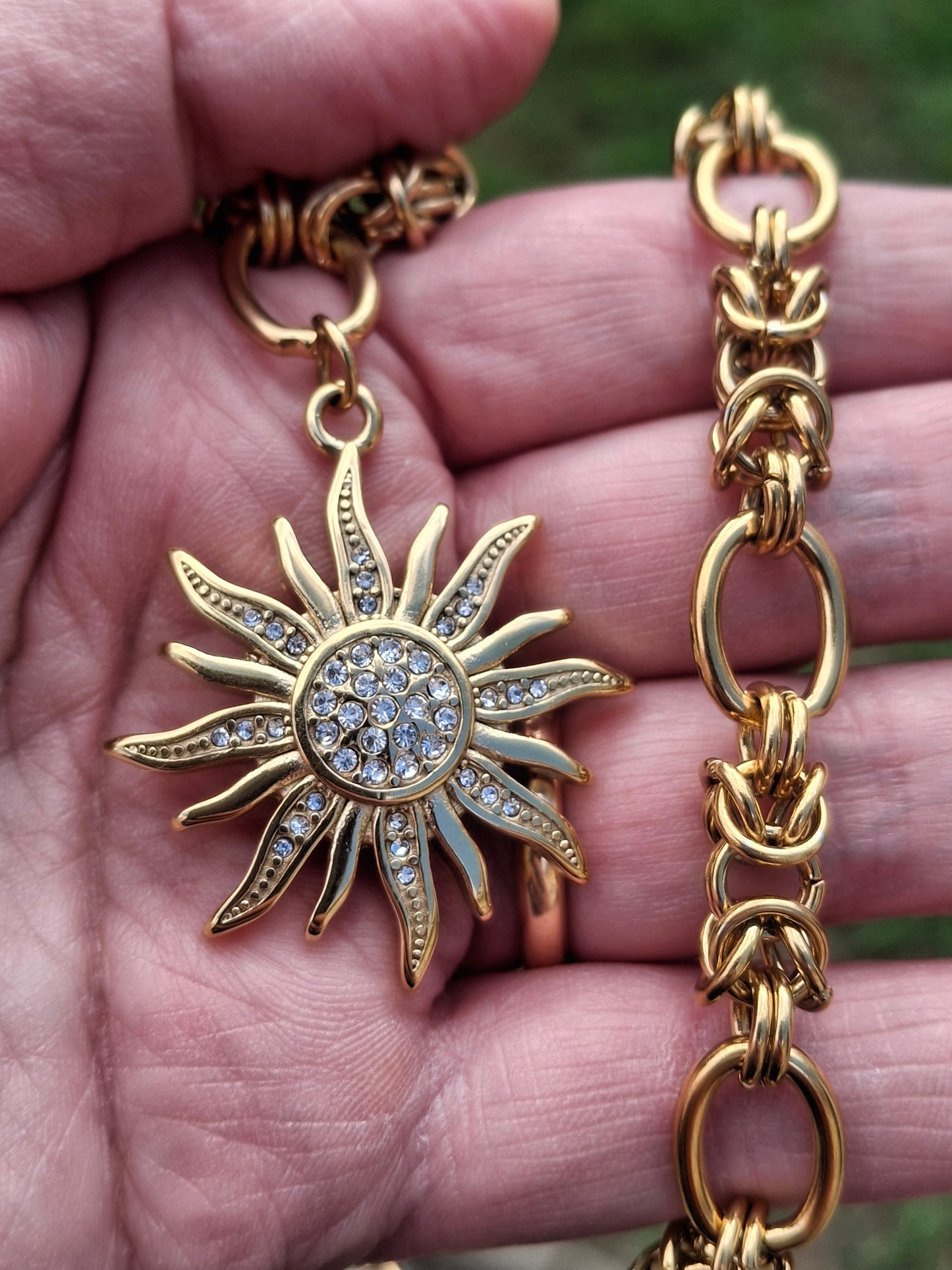 Sehr schöne Halskette mit goldener Edelstahlkette (316er Edelstahl) und großem, poliertem Sonnenanhänger aus 316er Edelstahl mit Zirkonia-Besatz.