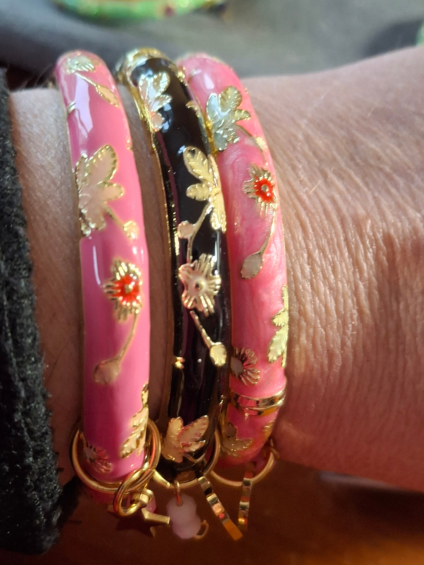 Jonc email cloisonné et breloques