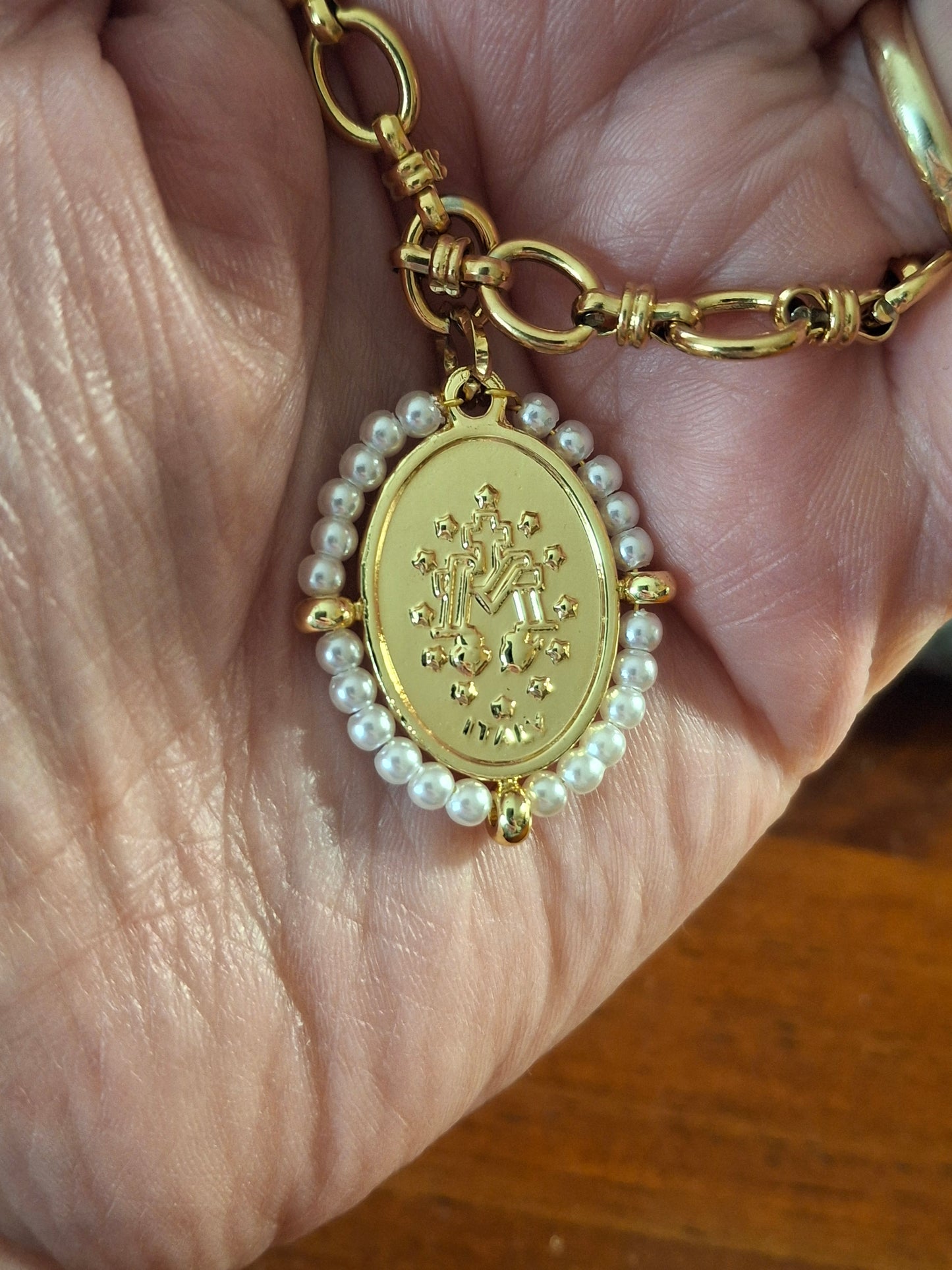 Bracelet chaîne maille gourmette acier inoxydable stainless steel 316 et grande médaille madone stainless steel et perles en cristal à facettes