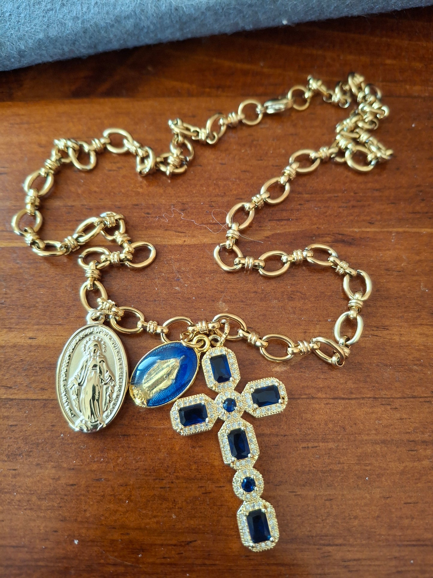 Collier chaîne acier inoxydable stainless steel 316 grand croix baroque plaqué or 18K serti cristal et zirconium AAA, madone