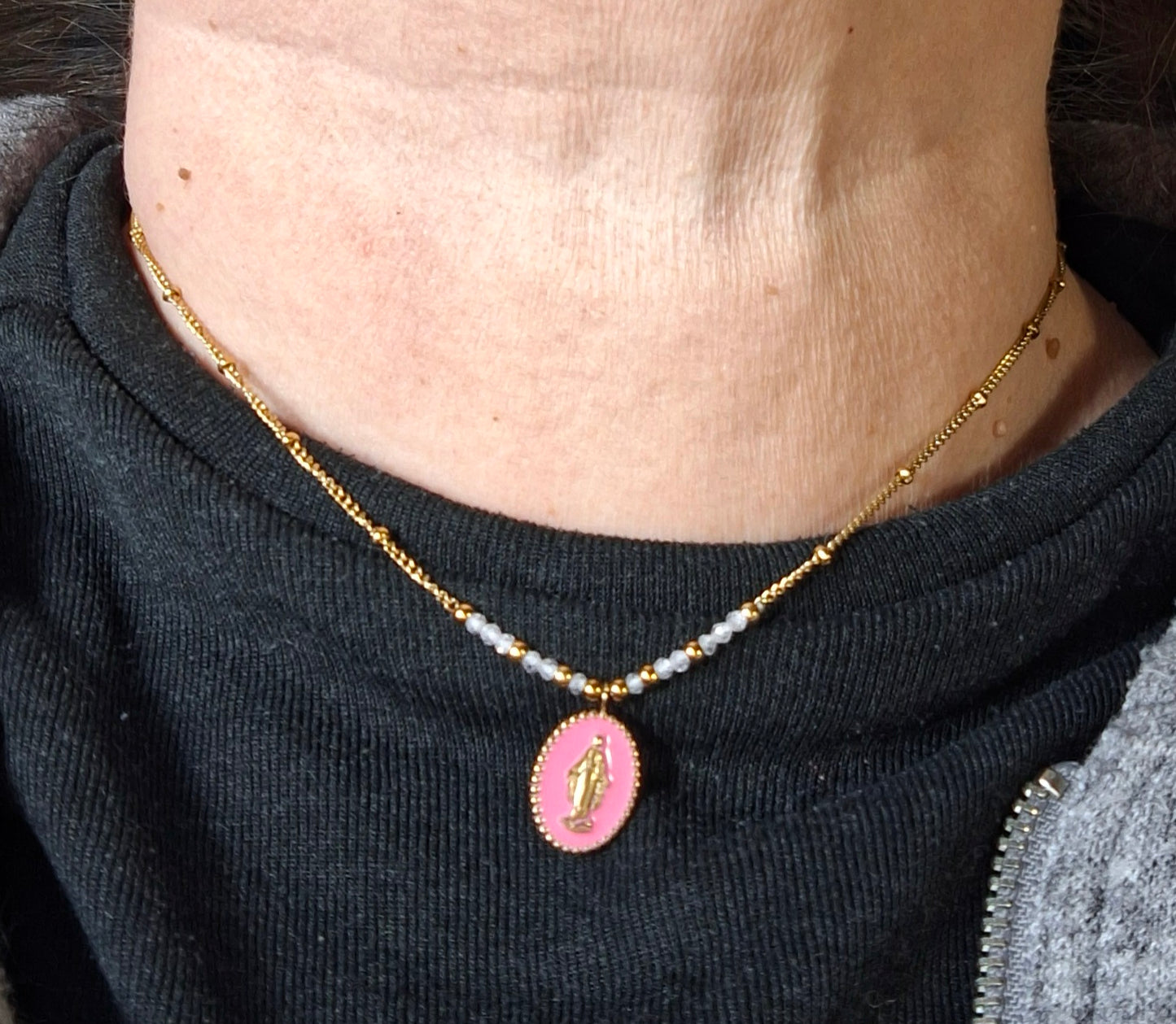 Gold-plated stainless steel 316 chain necklace with pearls and a stainless steel 316 Madonna pendant.