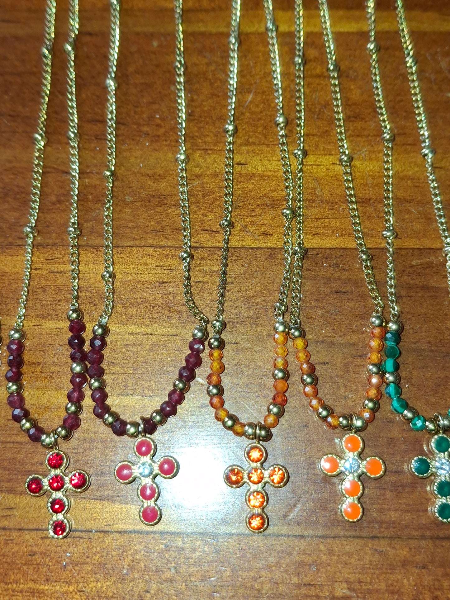 Collier chaîne dorée acier inoxydable stainless steel 316 ,perles, croix stainless steel plaqué or cristal ou email et zirconium réglable