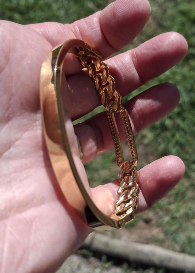 Rigid bracelet with zirconium-set charm, made of stainless steel 316.