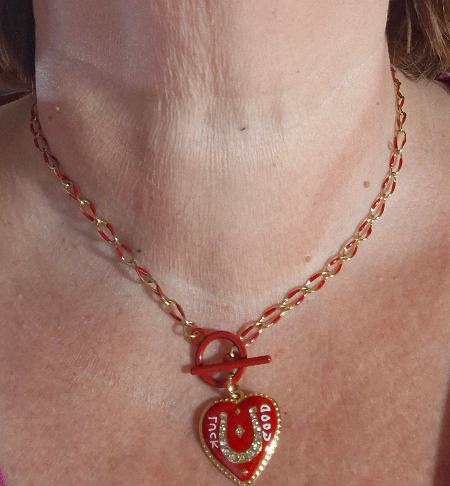 Collier chaîne dorée acier inoxydable stainless steel et email coloré rouge fermoir toggle médaille coeur stainless steel 316 polie