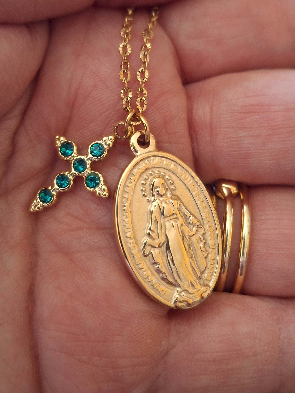 Collier chaîne dorée acier inoxydable stainless steel 316 ,médaille madone vierge miraculeuse stainless steel 316 ,croix sertie cristal stainless steel 316