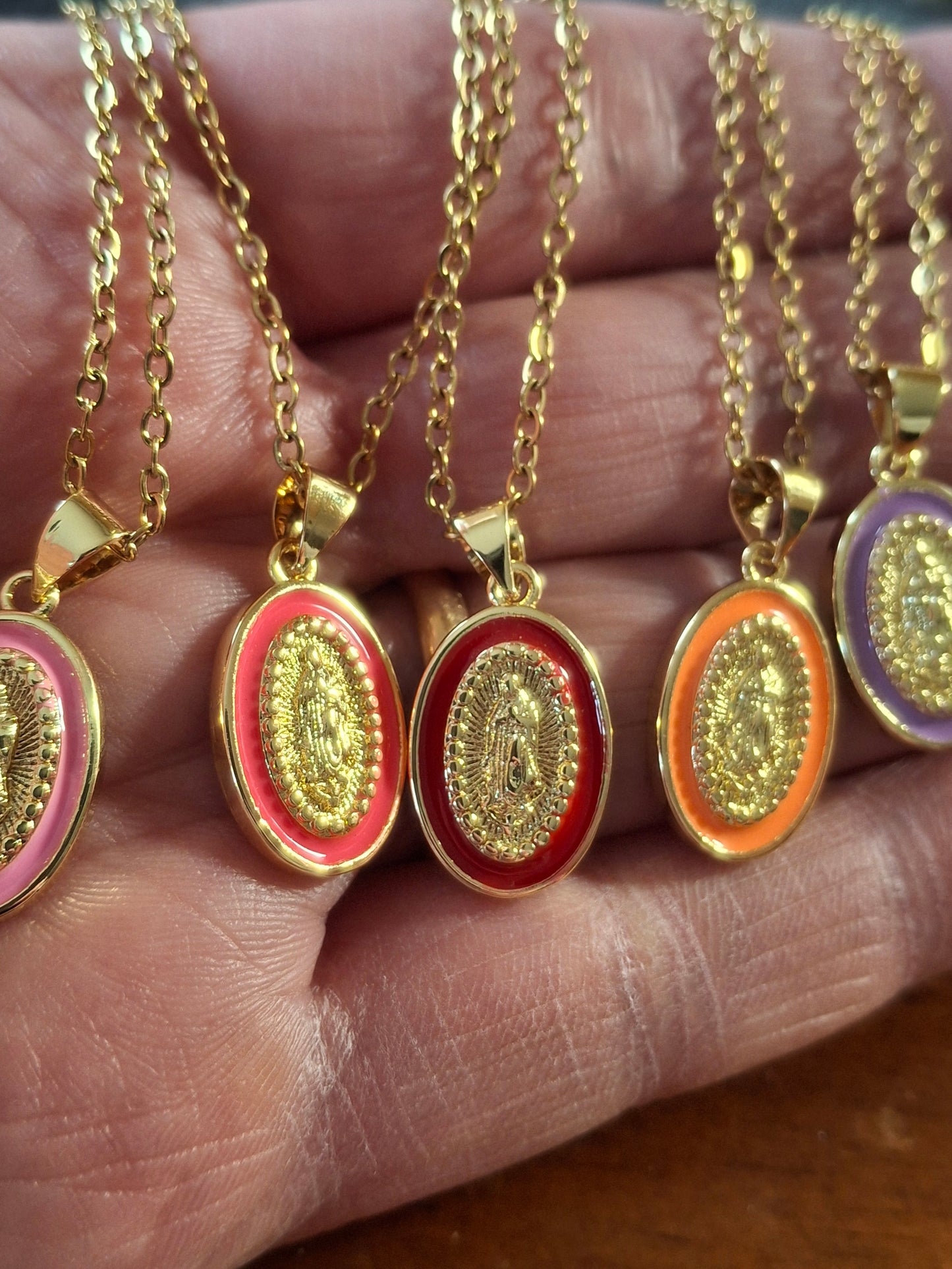 Gold-plated stainless steel chain necklace with Madonna and Miraculous Virgin pendant in brass and colored enamel, plated in 18K gold.