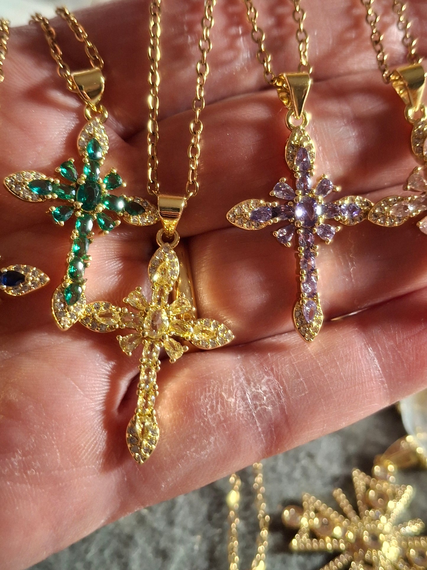 Halskette, vergoldete Edelstahlkette 316, barockes Kreuz, 18K vergoldet, Zirkonia- und AAA-Kristallbesatz